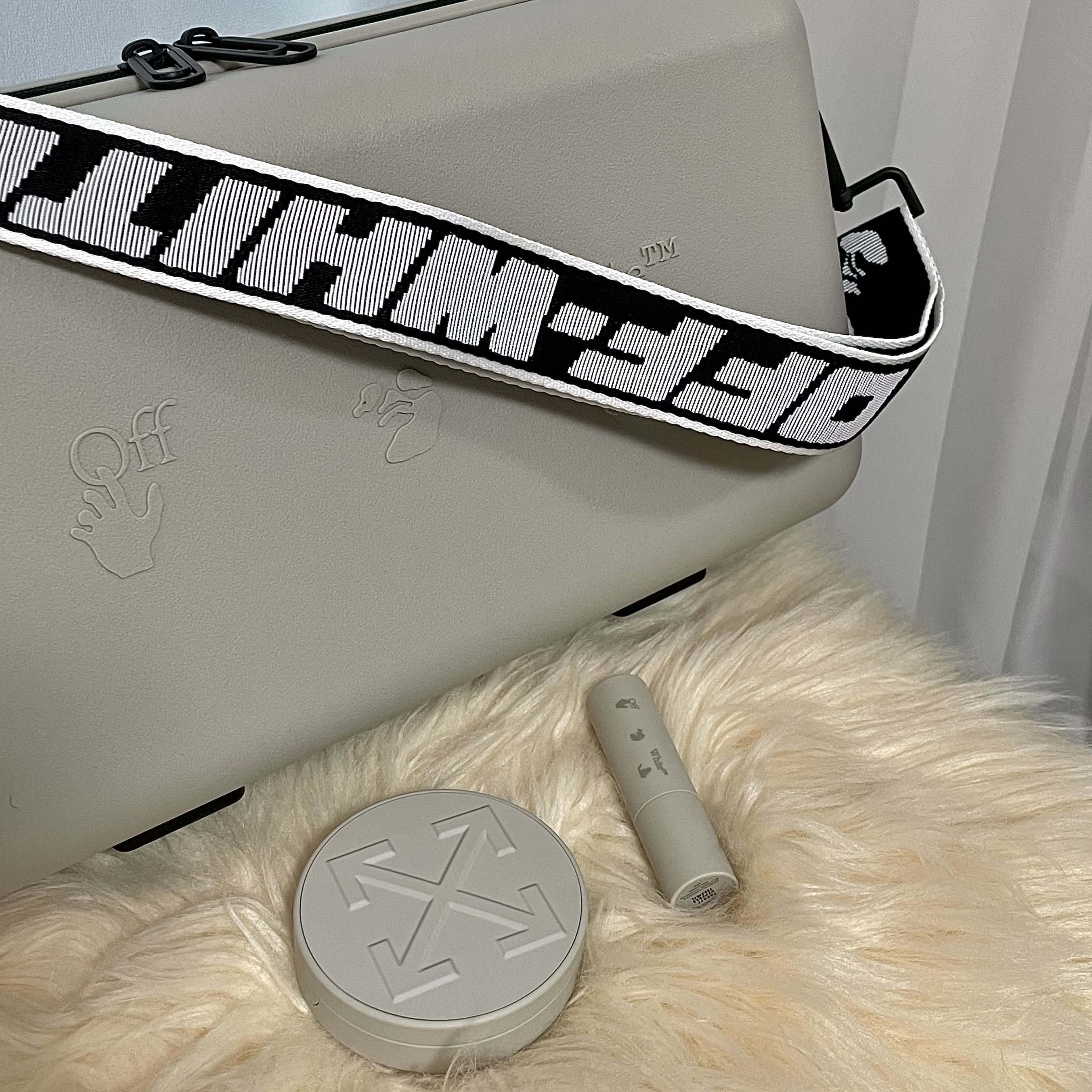 Off-White x Amore Pacific Protection Box (Without Cosmetics) 착용 스타일 - 1
