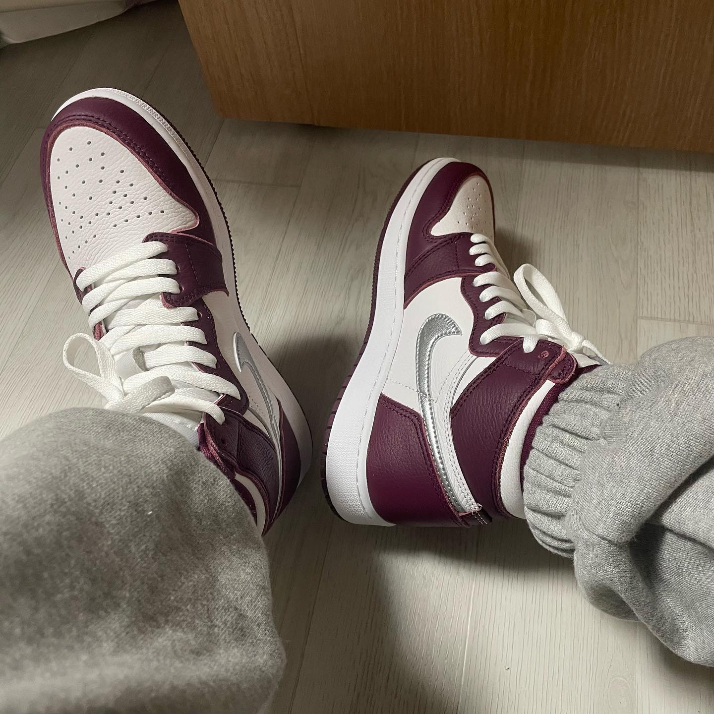 (GS) Jordan 1 Retro High OG Bordeaux 착용 스타일 - 2