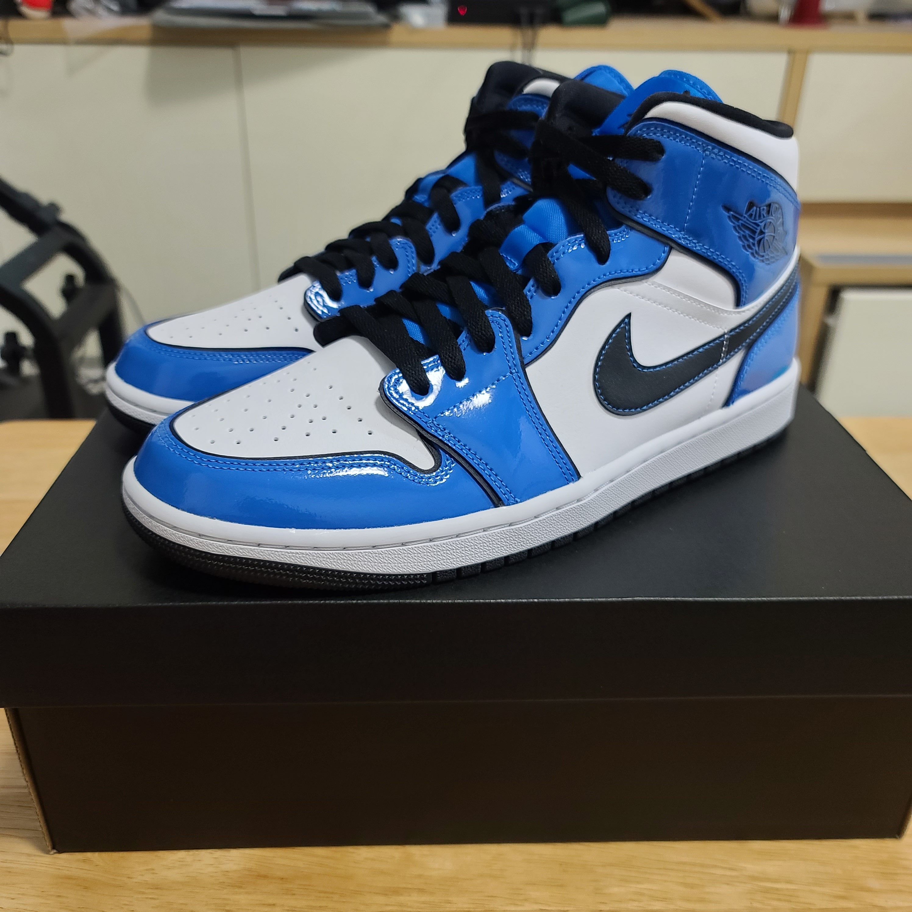 Jordan 1 Mid SE Signal Blue 착용 스타일