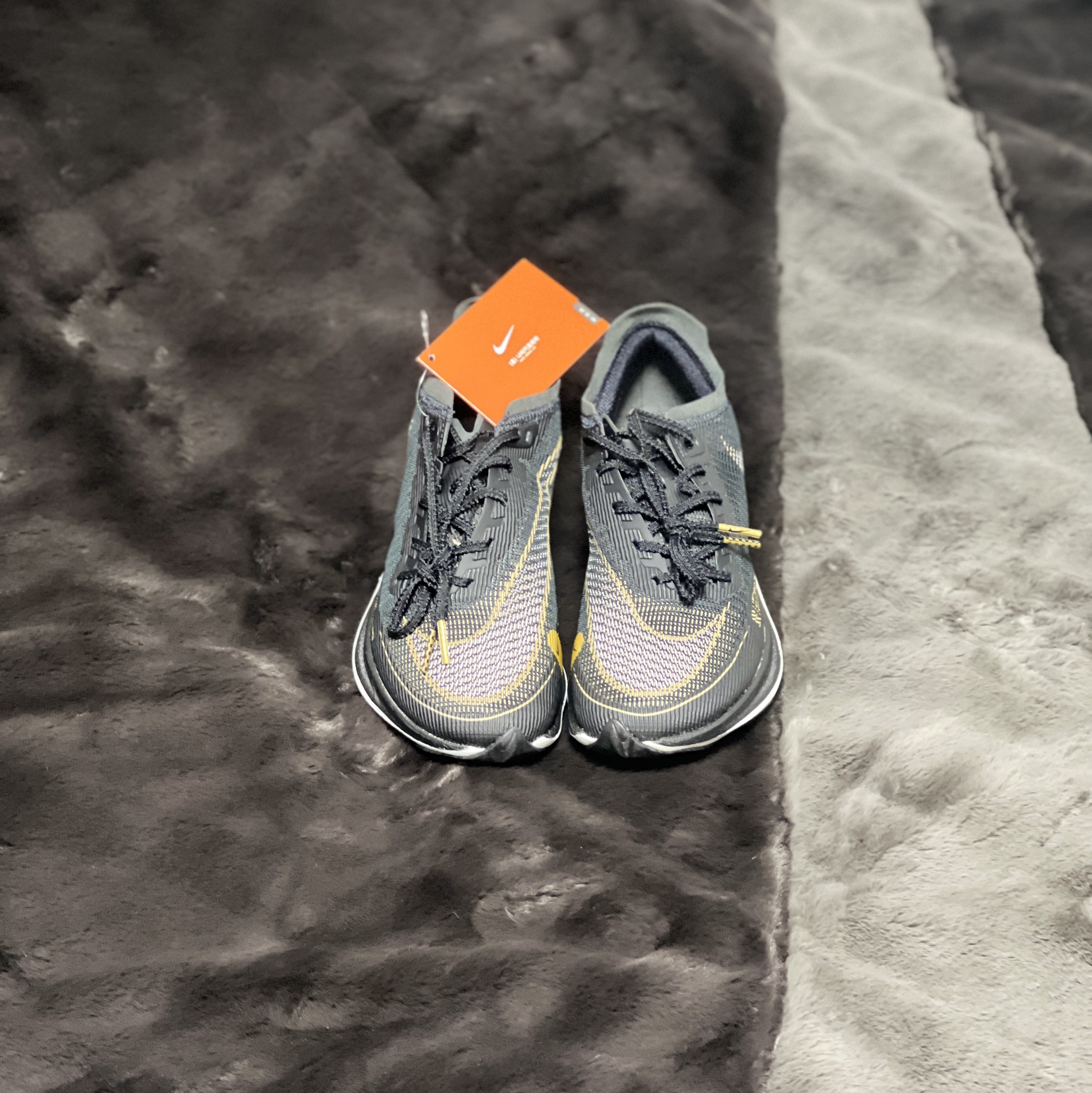 Nike ZoomX Vaporfly Next% 2 Black Gold 착용 스타일 - 1