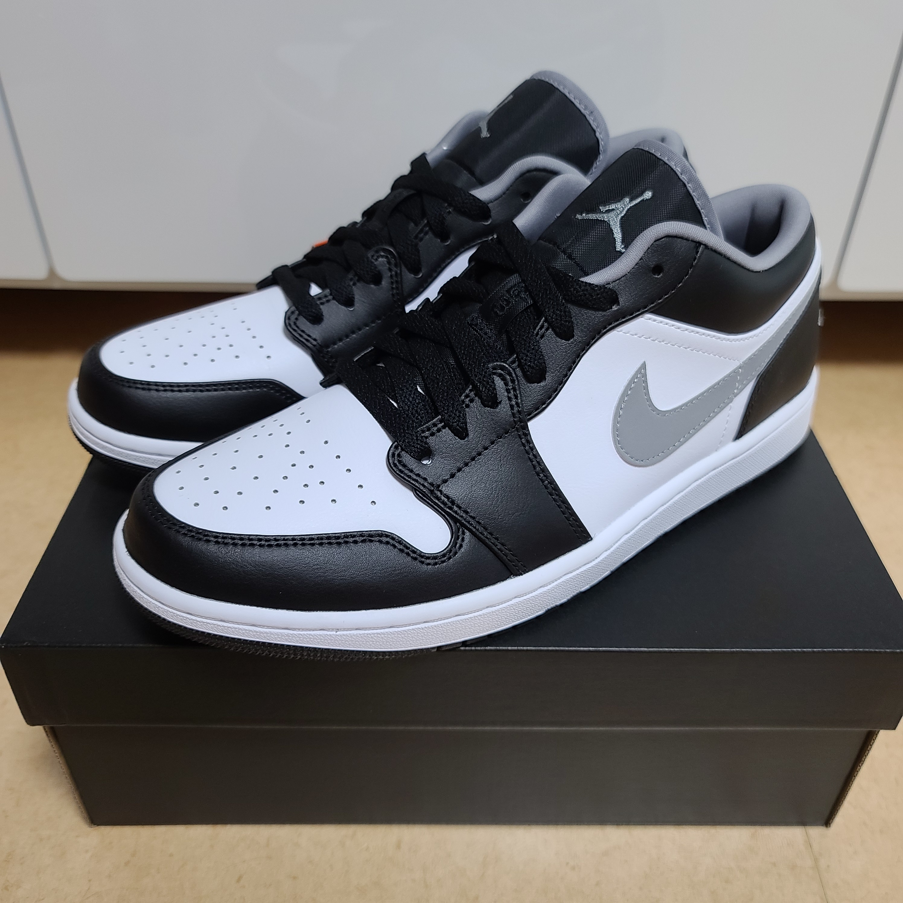 Jordan 1 Low Black Particle Grey 착용 스타일