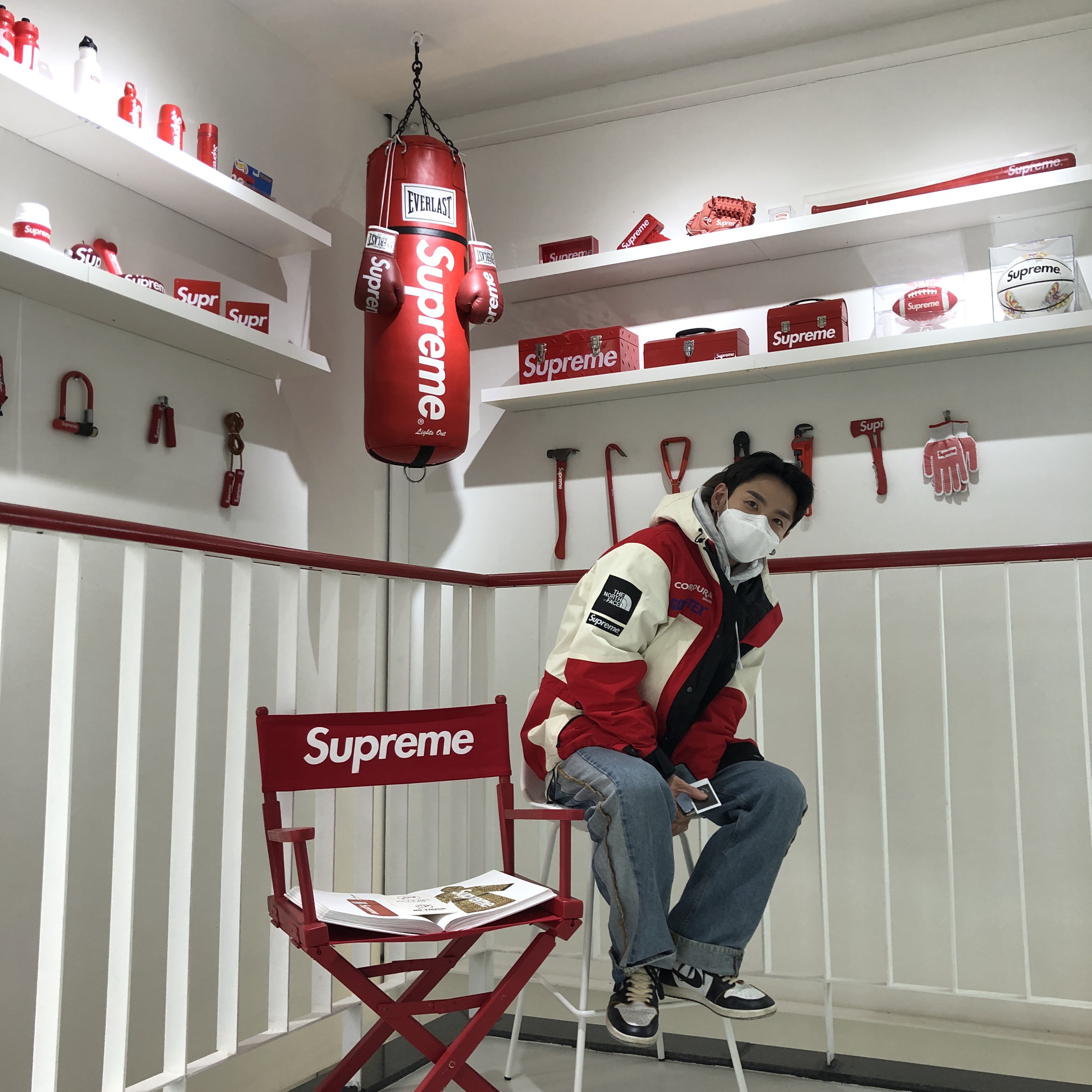 Supreme x The North Face Expedition Jacket White - 18FW, Supreme Icy Arc Hooded Sweatshirt Ash Grey - 20FW 착용 스타일 - 1
