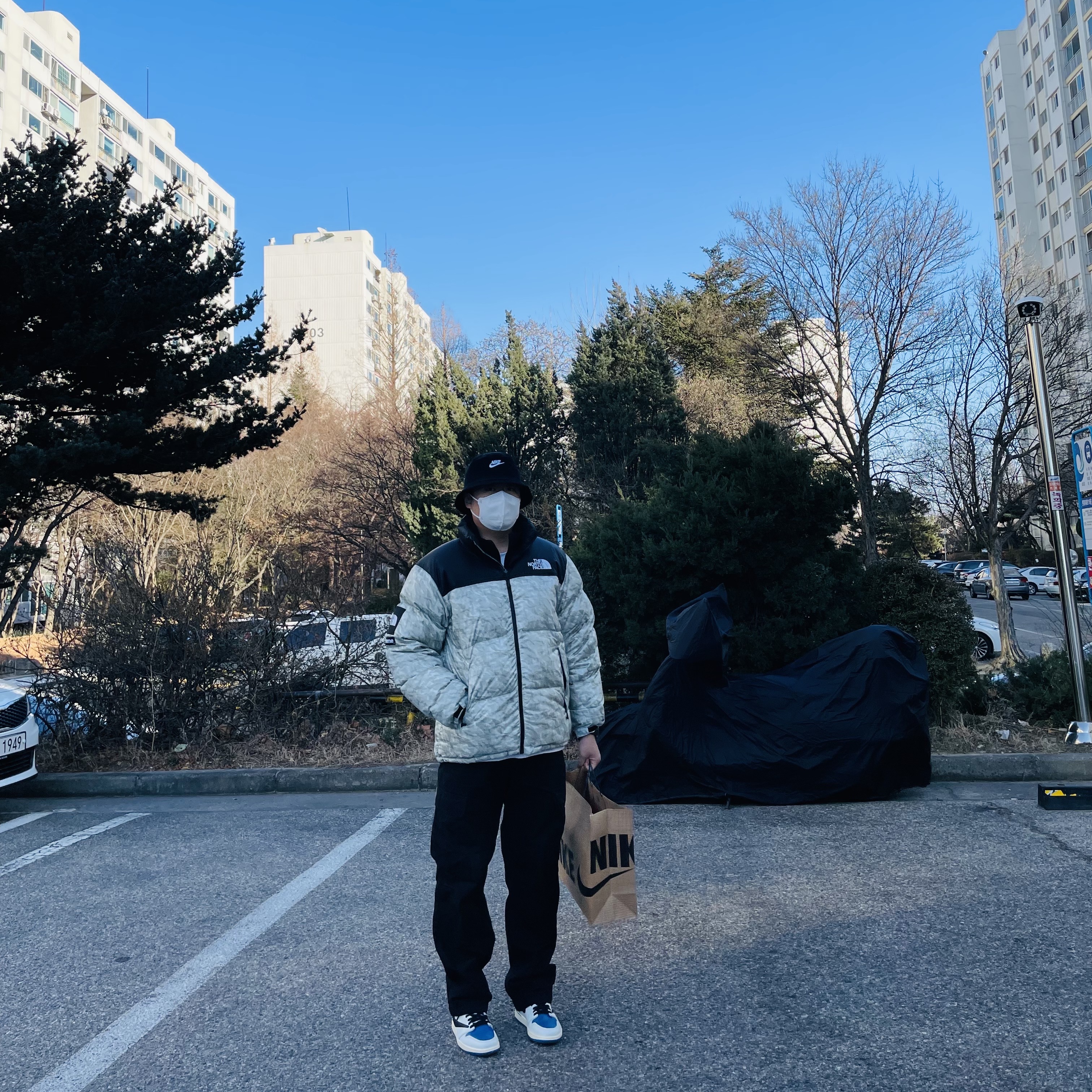Supreme x The North Face Paper Print Nuptse Jacket - 19FW, Jordan 1 x Travis Scott x Fragment Retro High OG SP Military Blue 착용 스타일 - 1