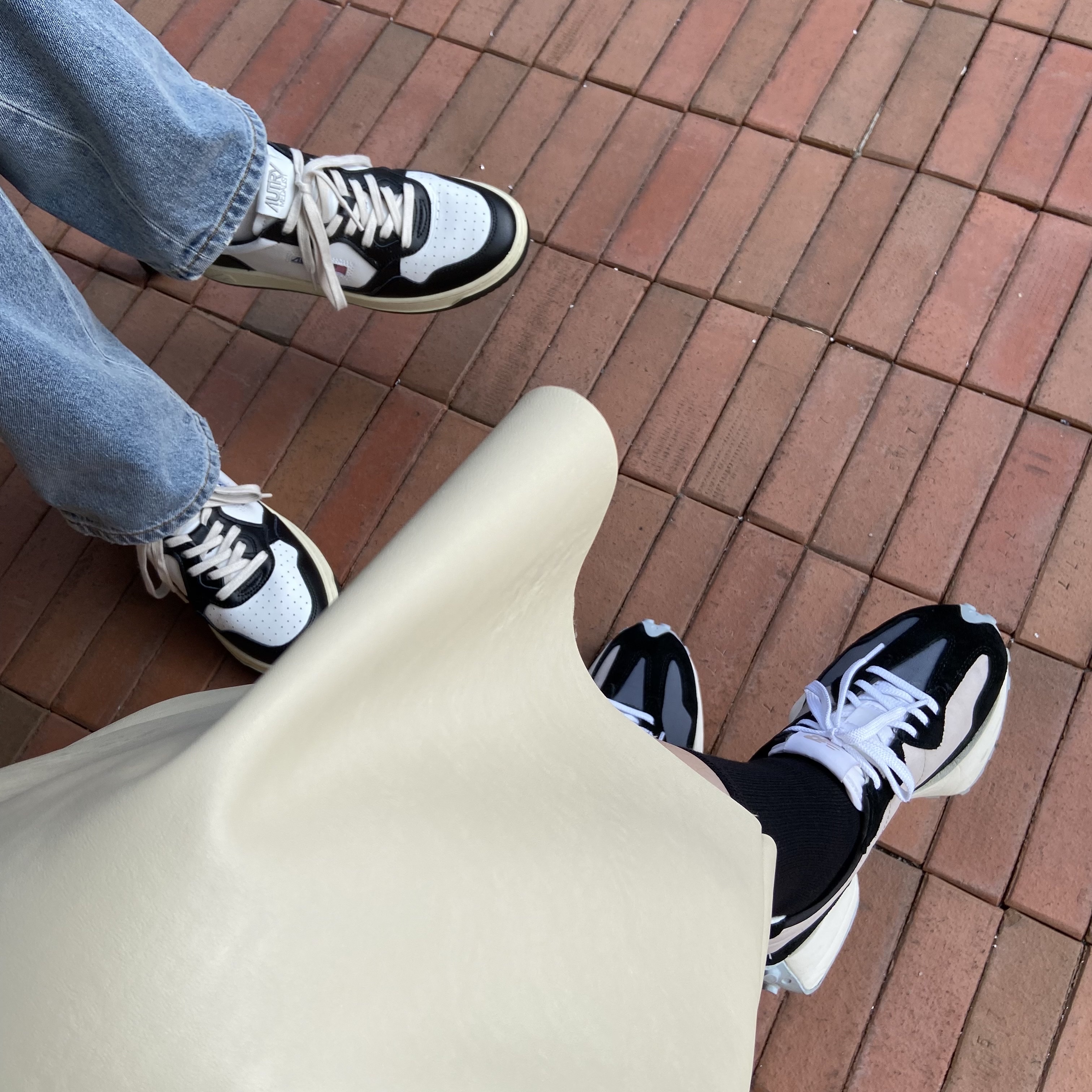 Autry Medalist Low Leather Sneakers Black White, (W) New Balance 327 Black 착용 스타일 - 3