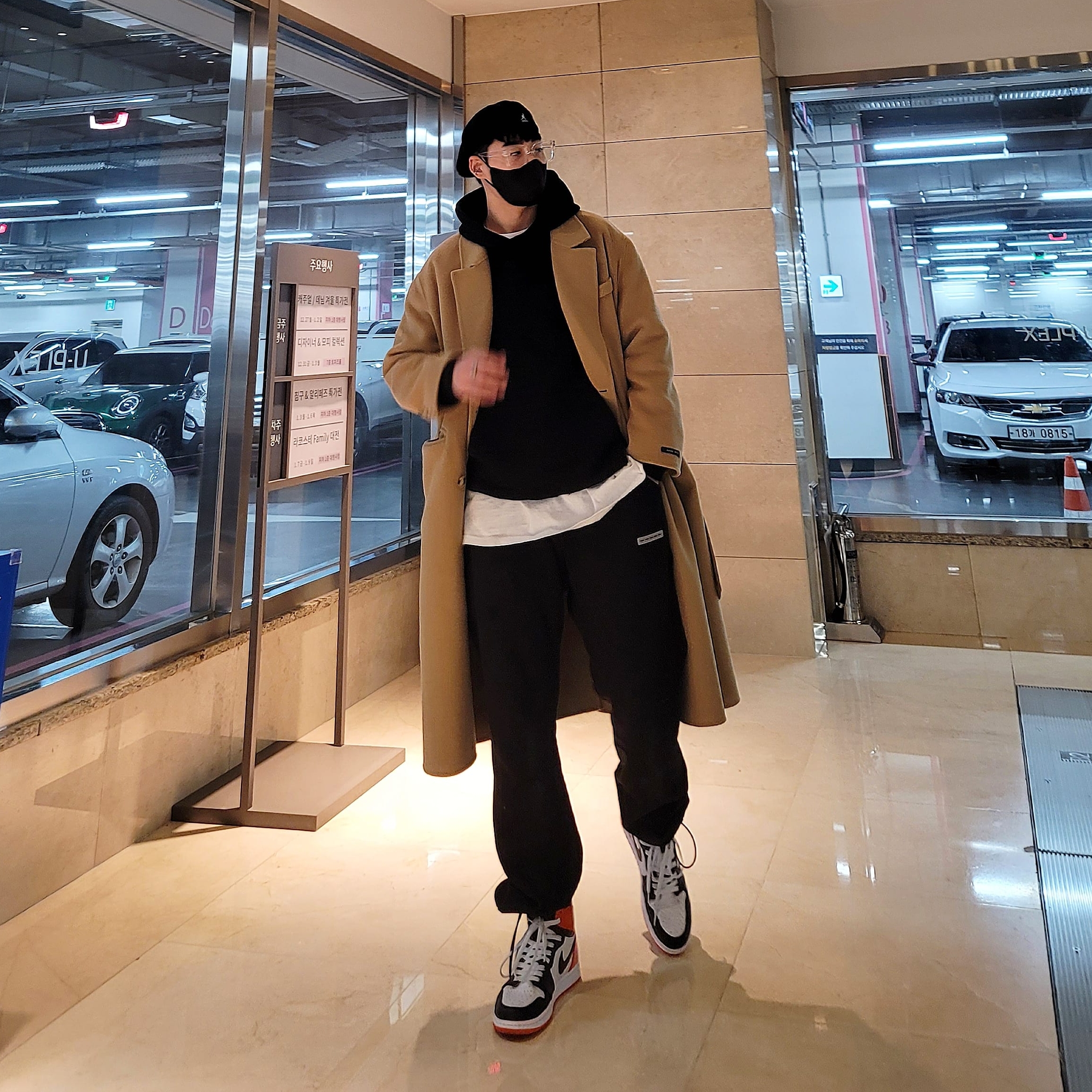 Jordan 1 Retro High OG Electro Orange 착용 스타일