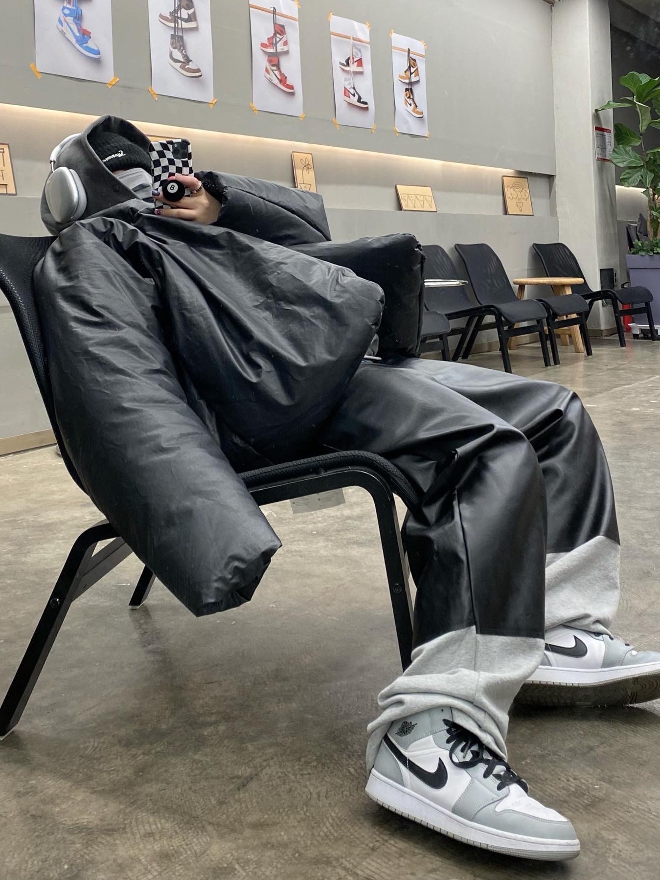 Yeezy Gap Round Jacket Black, Jordan 1 Mid Light Smoke Grey 착용 스타일