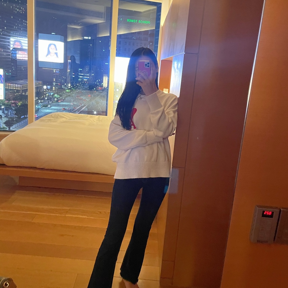 AMI de Coeur Oversize Intarsia Sweater White - 21FW, (W) Hermes Clic Clac H Bracelet Rose Gold & Blanc 착용 스타일 - 1