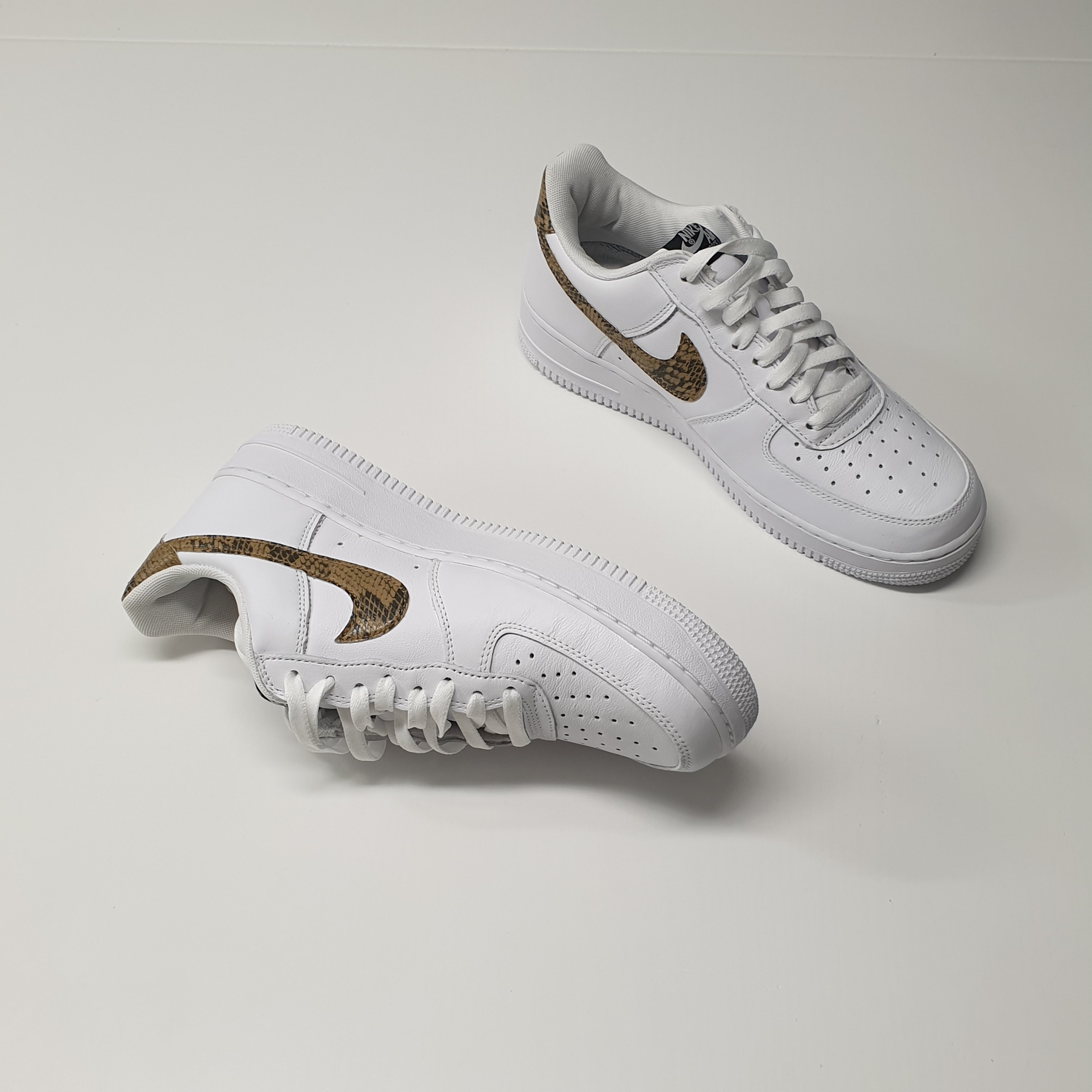 Nike Air Force 1 Low Retro PRM QS Ivory Snake 2019 착용 스타일 - 2