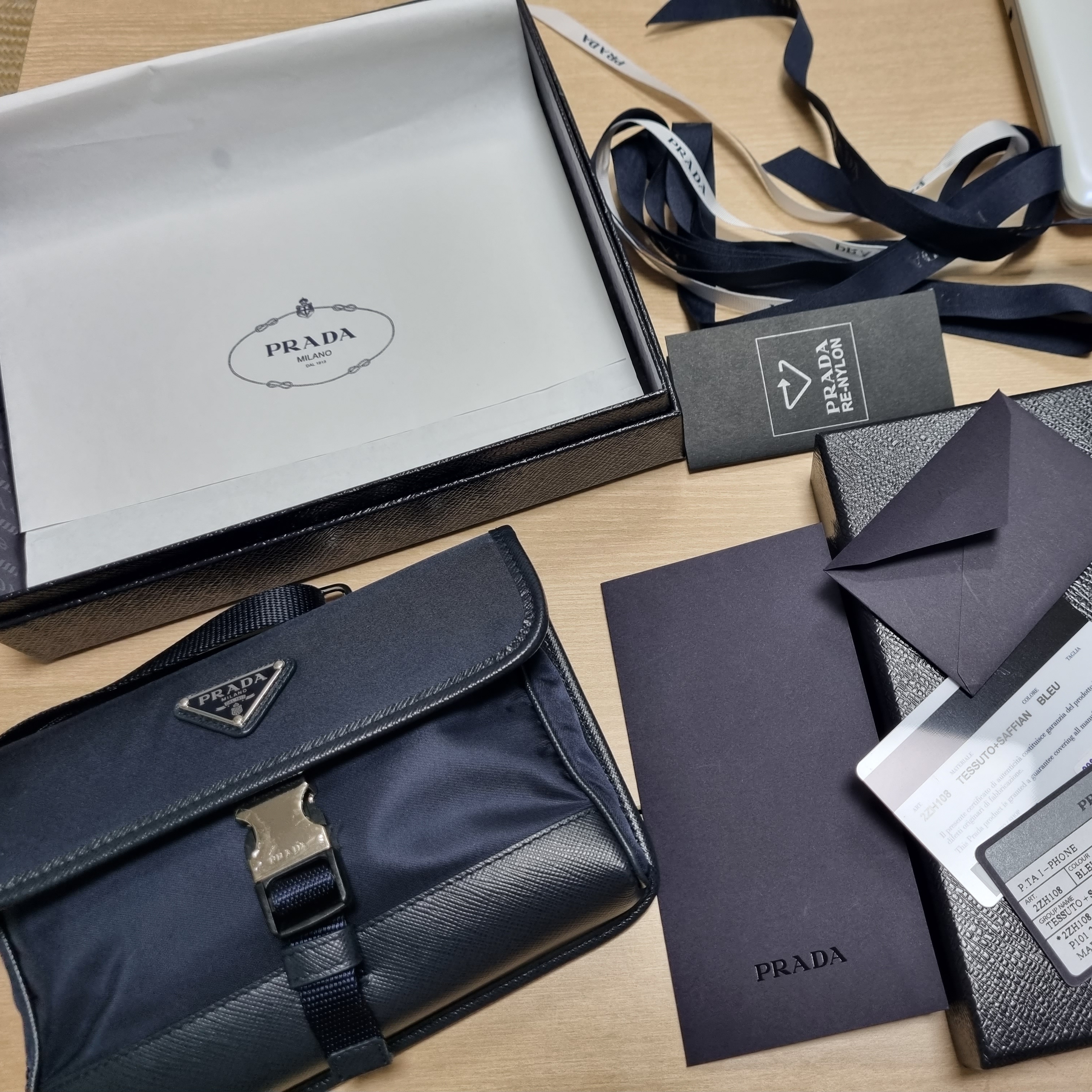 Prada Re-Nylon and Saffiano Leather Smartphone Case Black 착용 스타일