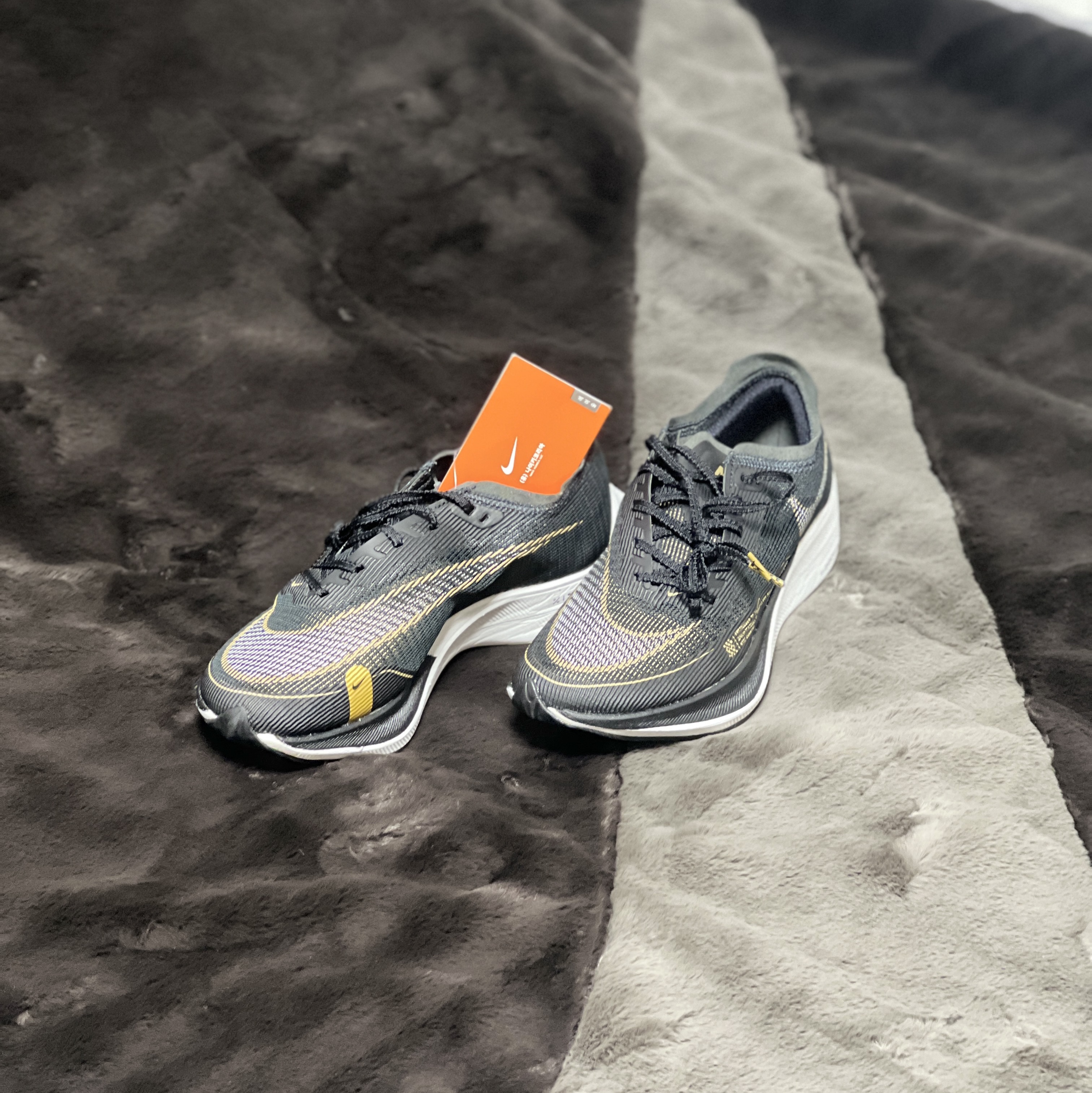 Nike ZoomX Vaporfly Next% 2 Black Gold 착용 스타일 - 5