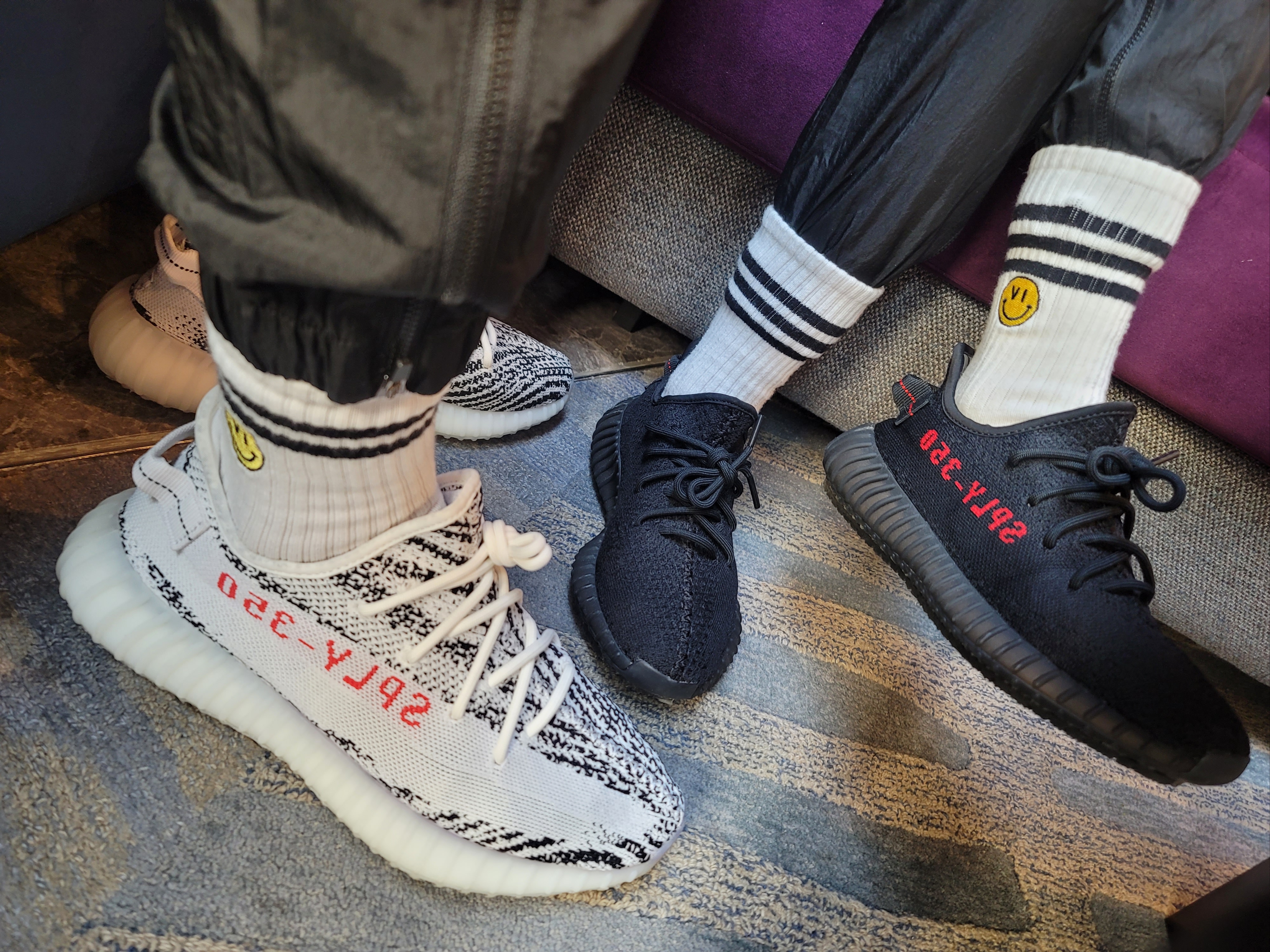 Adidas Yeezy Boost 350 V2 Zebra 2017/2019/2020, Adidas Yeezy Boost 350 V2 Black Red 2020 착용 스타일