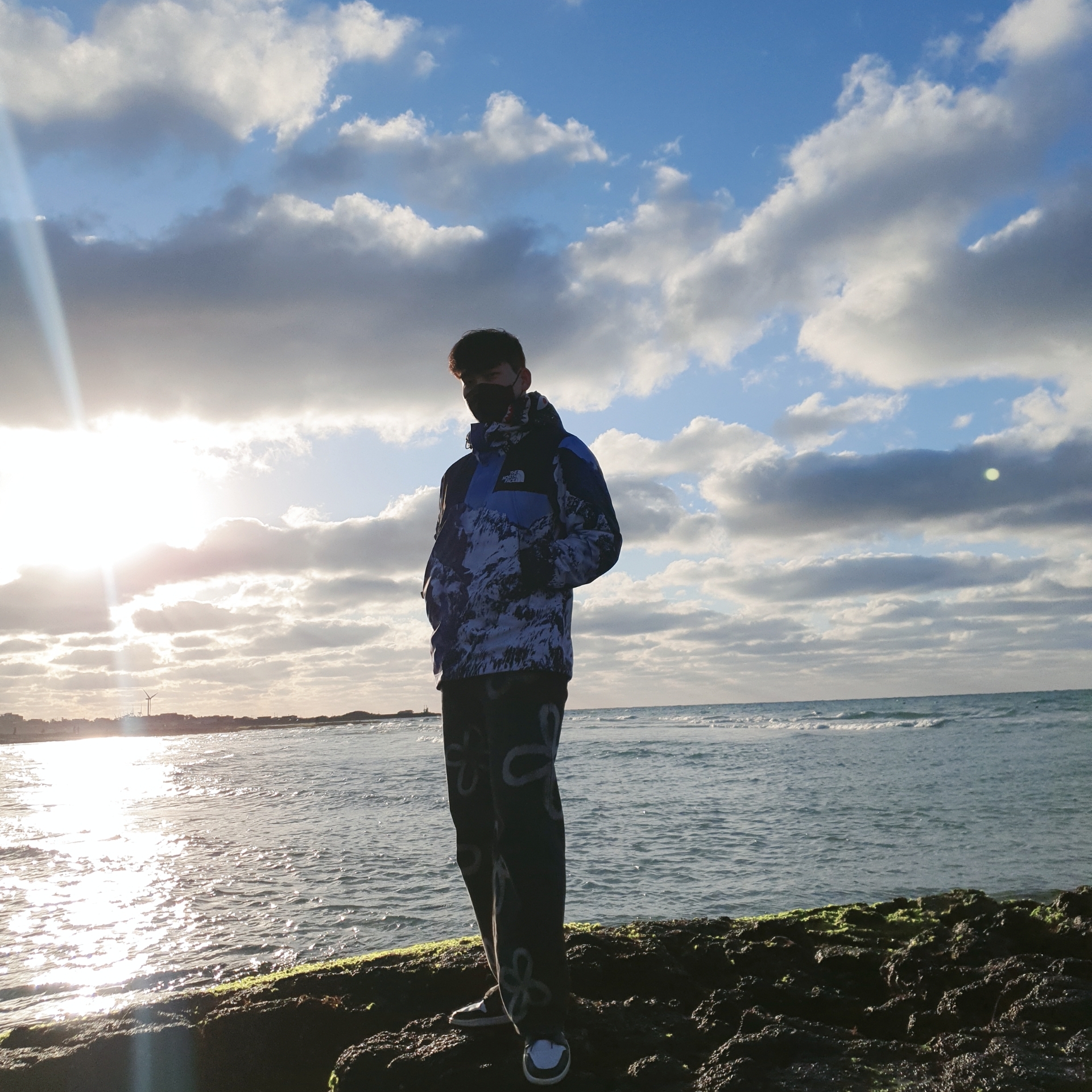 Supreme x The North Face Mountain Parka Blue White - 17FW, Jordan 1 Retro High OG Black White 2014 착용 스타일