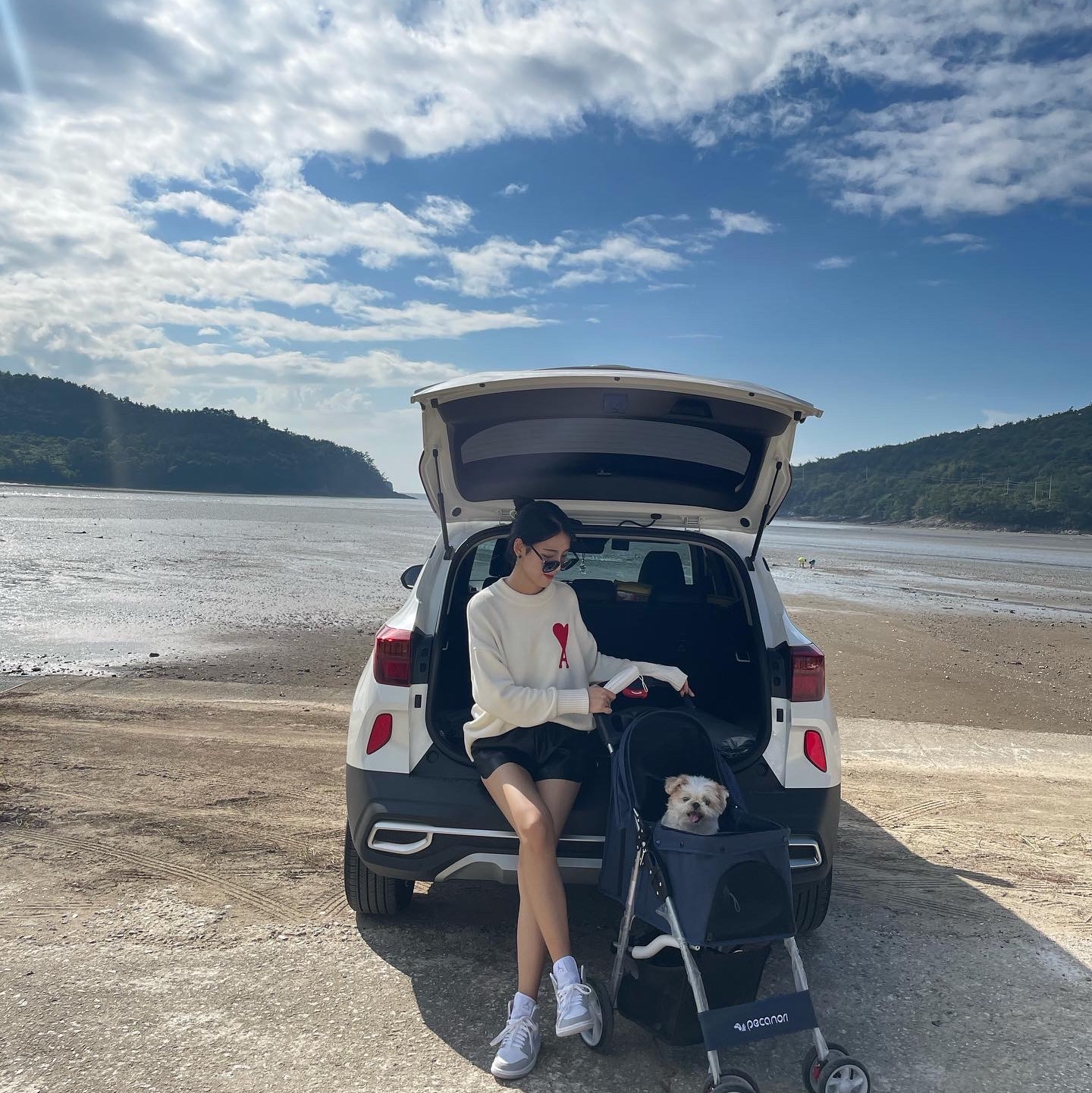 (W) Jordan 1 Mid Wolf Grey, AMI de Coeur Oversize Intarsia Sweater White - 21FW 착용 스타일 - 2
