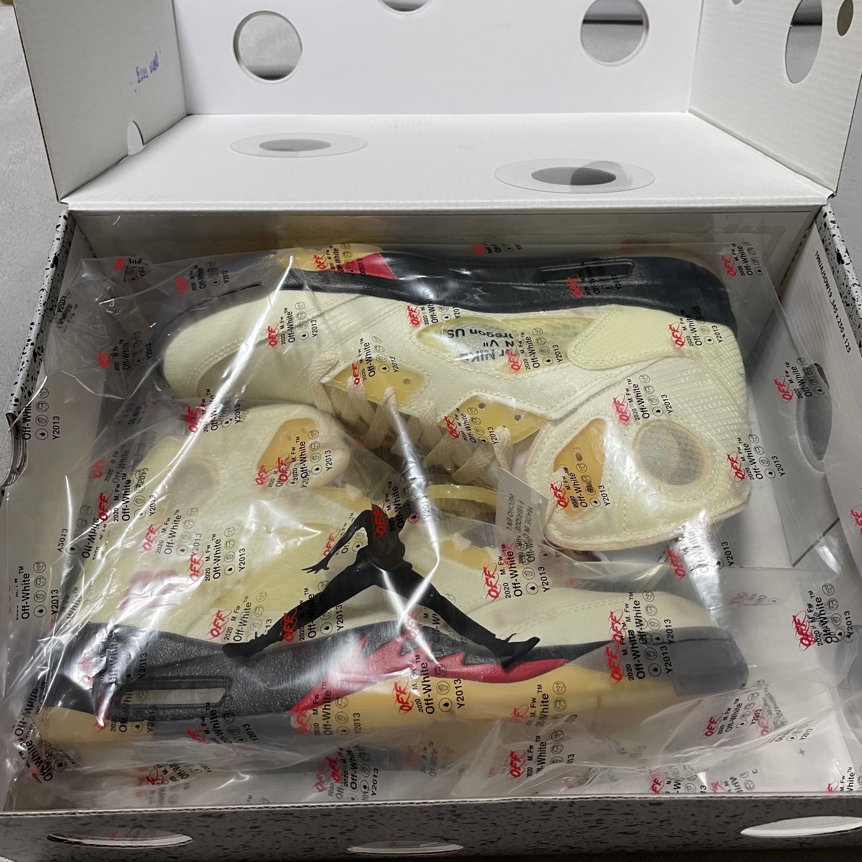 Jordan 5 x Off-White Retro SP Sail Fire Red 착용 스타일