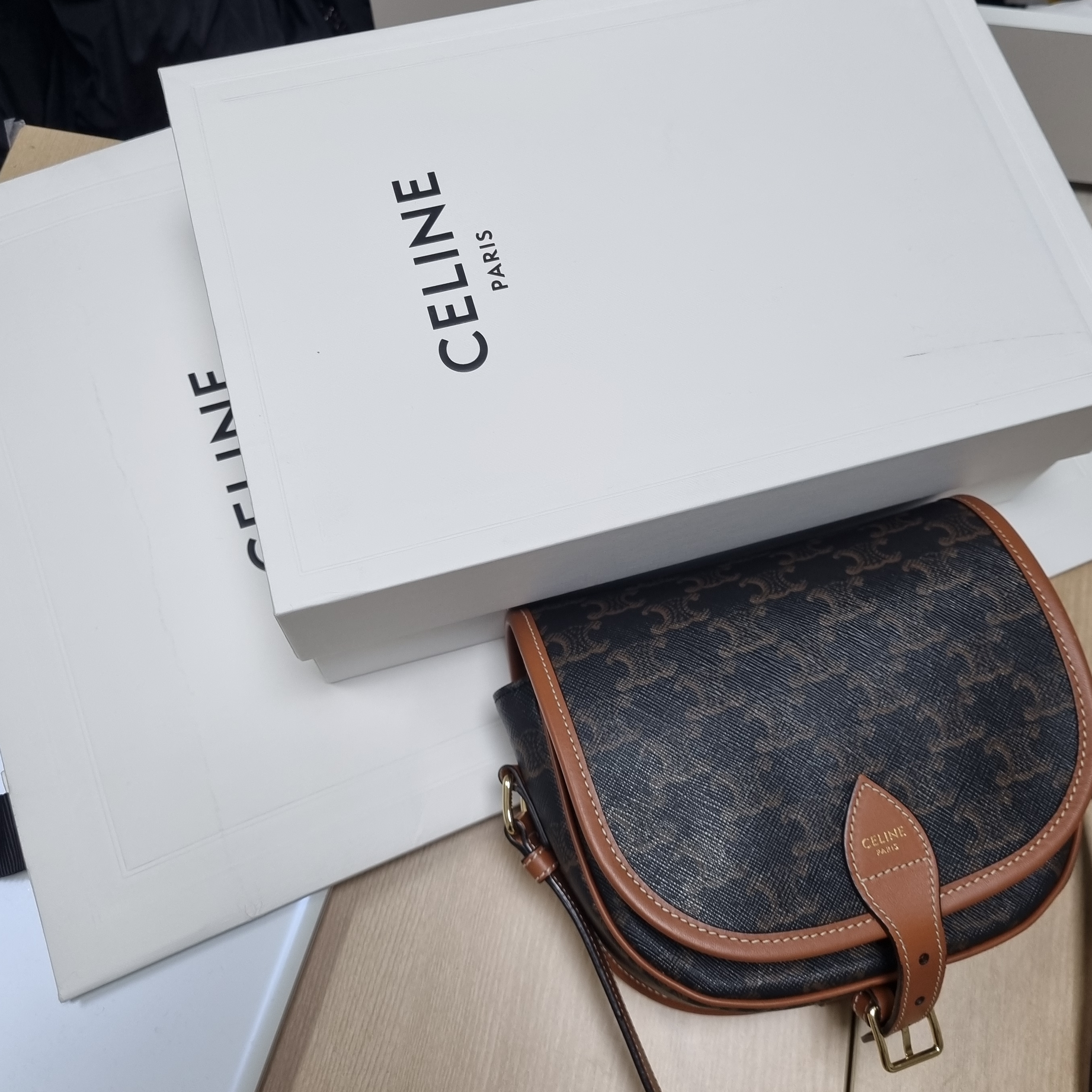 Celine Medium Folco Bag in Triomphe Canvas and Calfskin Tan 착용 스타일