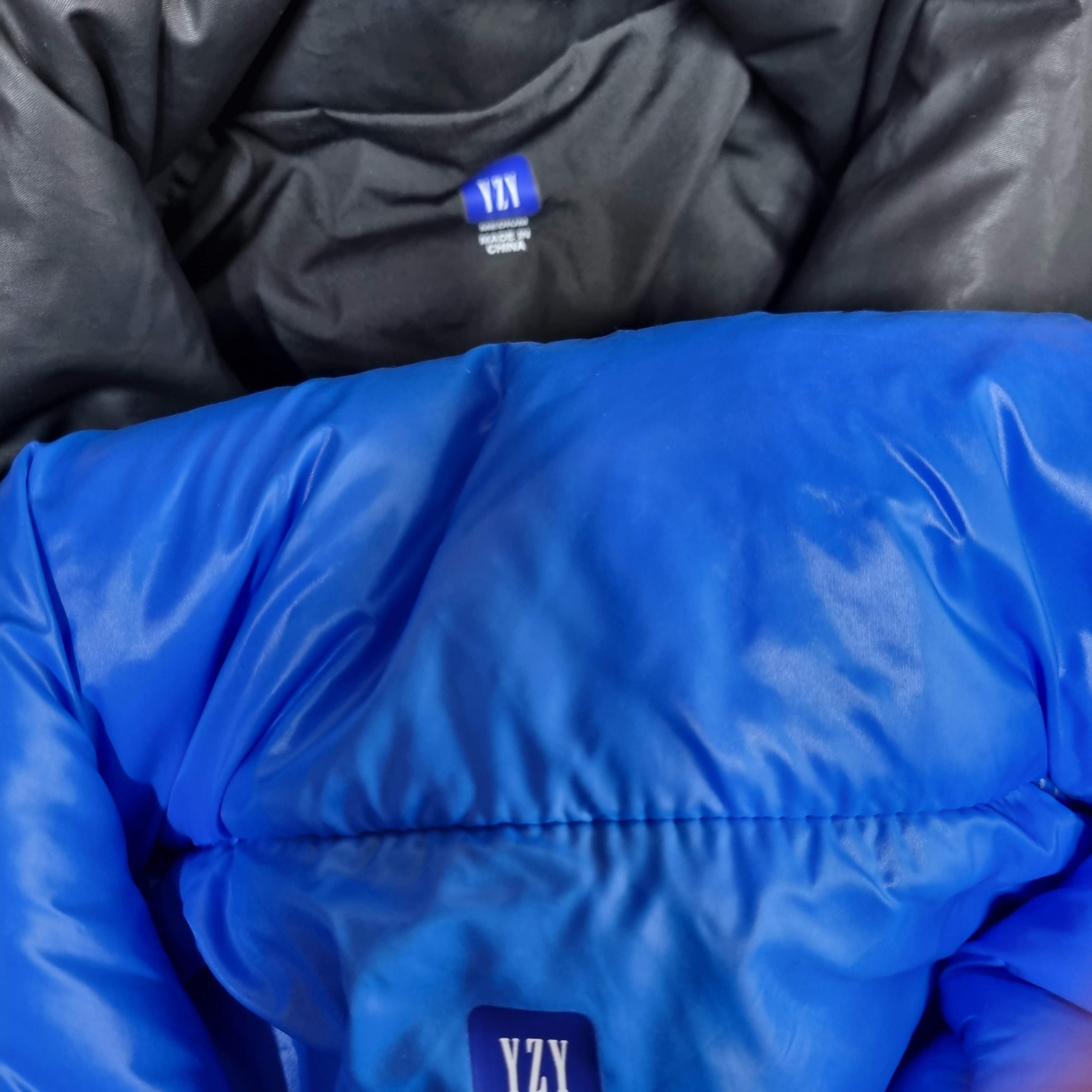Yeezy Gap Round Jacket Black, Yeezy Gap Round Jacket Blue 착용 스타일 - 2
