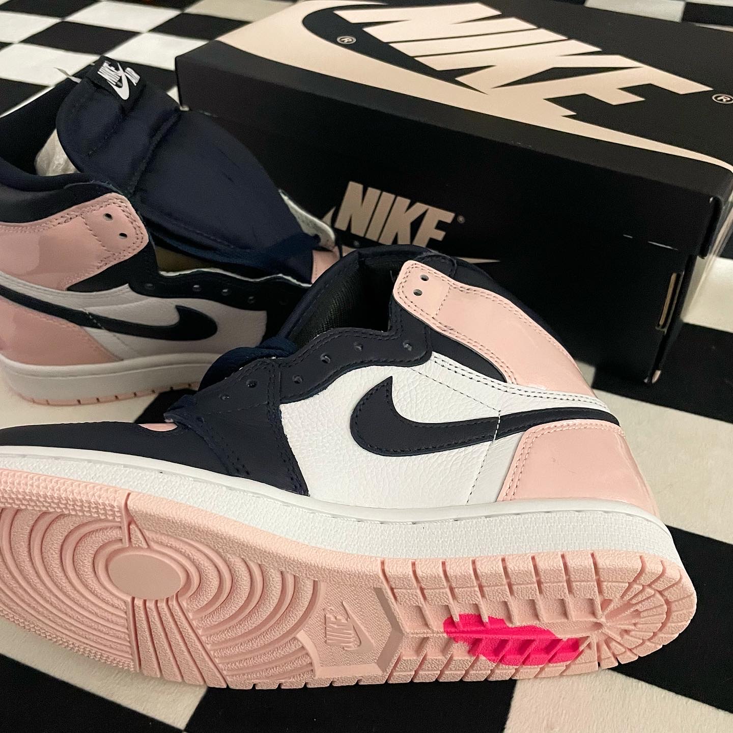 (W) Jordan 1 Retro High OG Atmosphere 착용 스타일 - 1