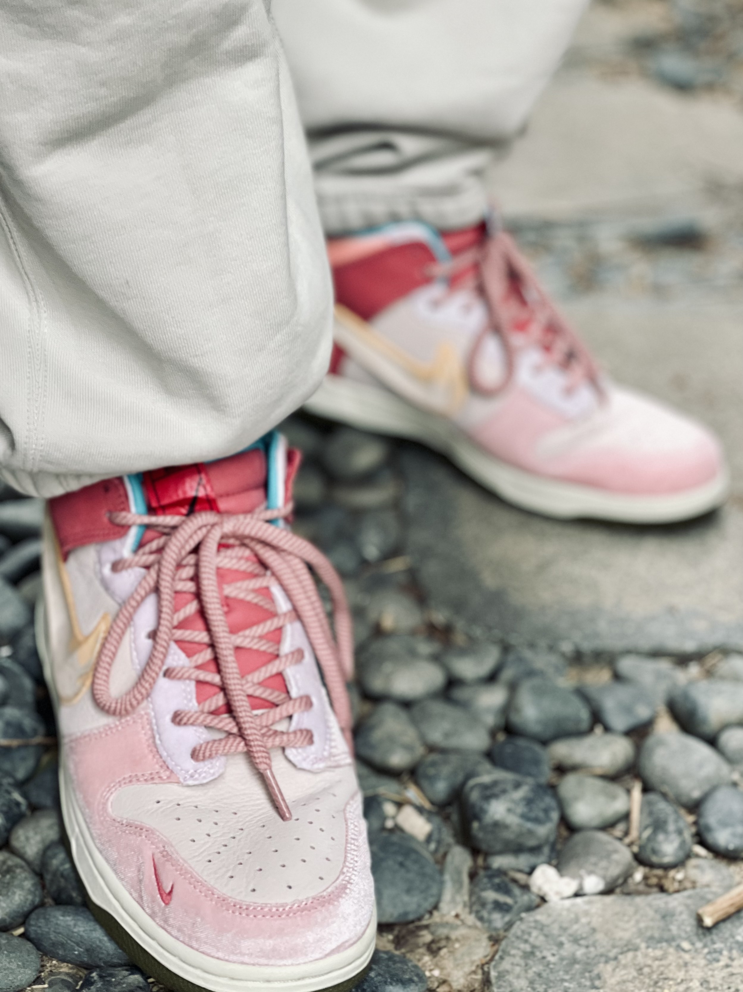 Nike NRG Solo Swoosh Fleece Pants Light Bone - US/EU, Nike x Social Status Dunk Mid Free Lunch Strawberry Milk 착용 스타일 - 3