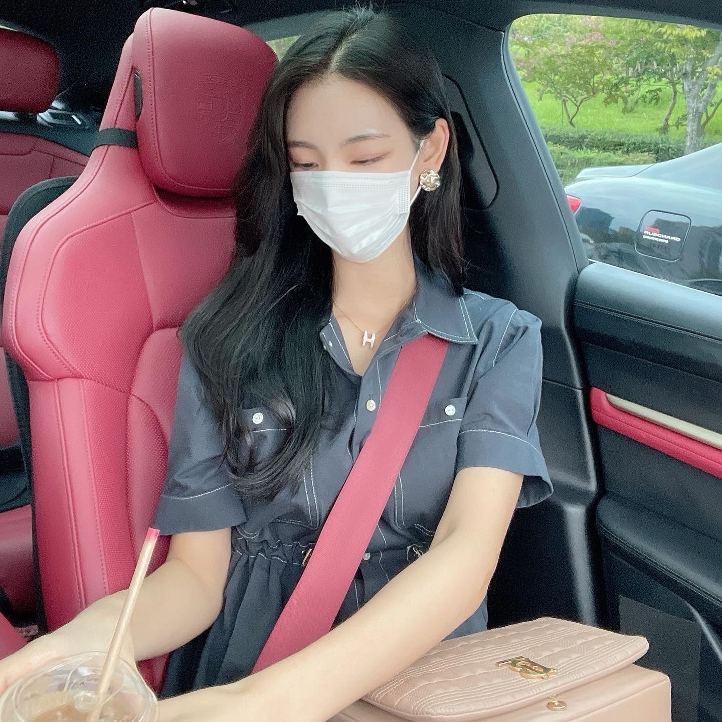 (W) Hermes Clic Clac H Bracelet Rose Gold & Blanc, Burberry Mini Two-Tone Canvas and Leather Pocket Bag Natural Malt Brown 착용 스타일