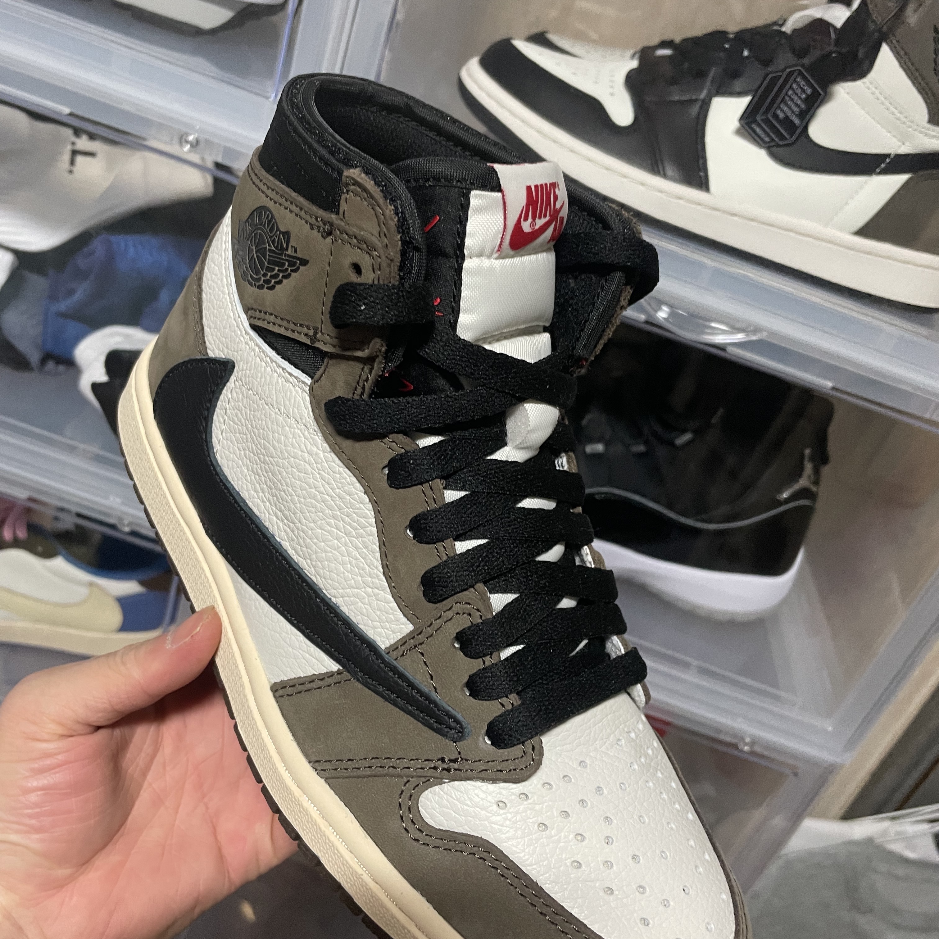Jordan 1 x Travis Scott Retro High OG SP Mocha, Jordan 1 Retro High OG Black Mocha 착용 스타일 - 2