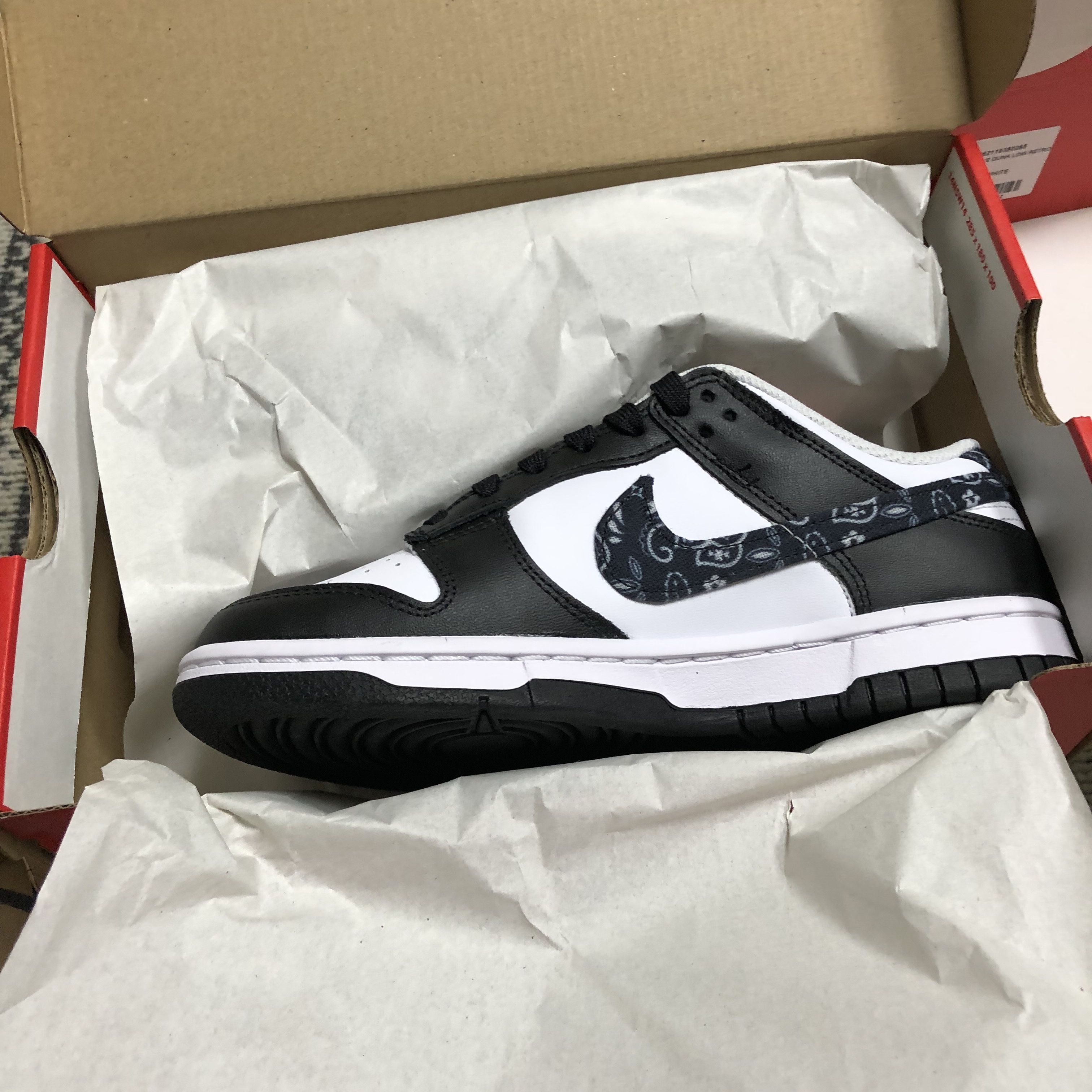 (W) Nike Dunk Low Essential Black Paisley 착용 스타일 - 1