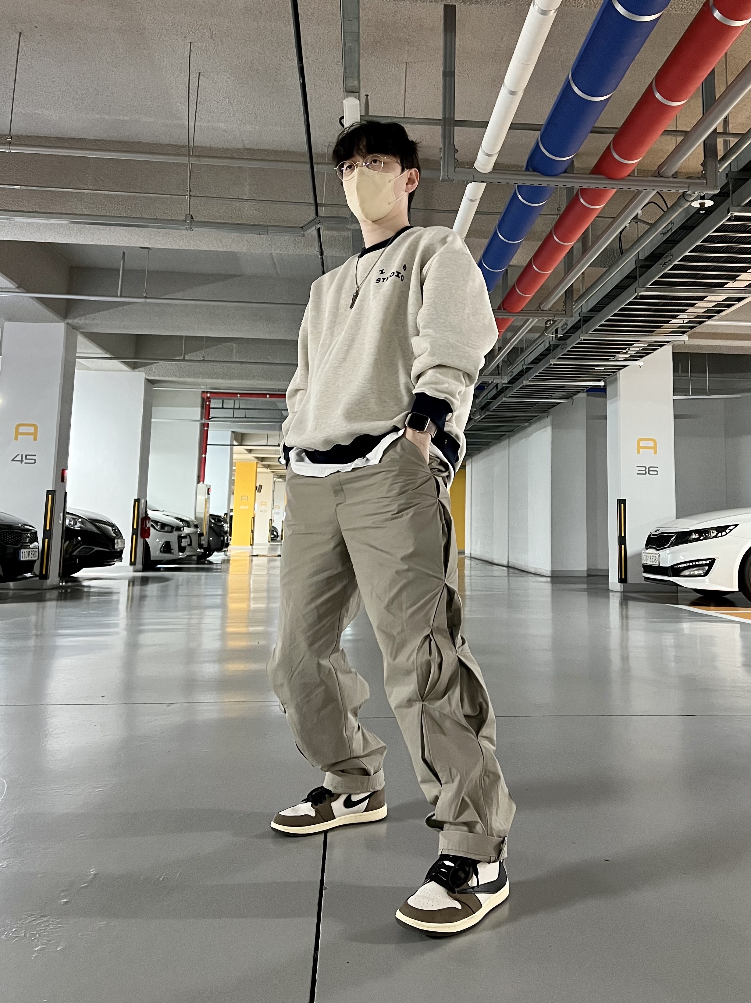 IAB Studio Sweatshirt Oatmeal Navy, Jordan 1 x Travis Scott Retro High OG SP Mocha 착용 스타일 - 2