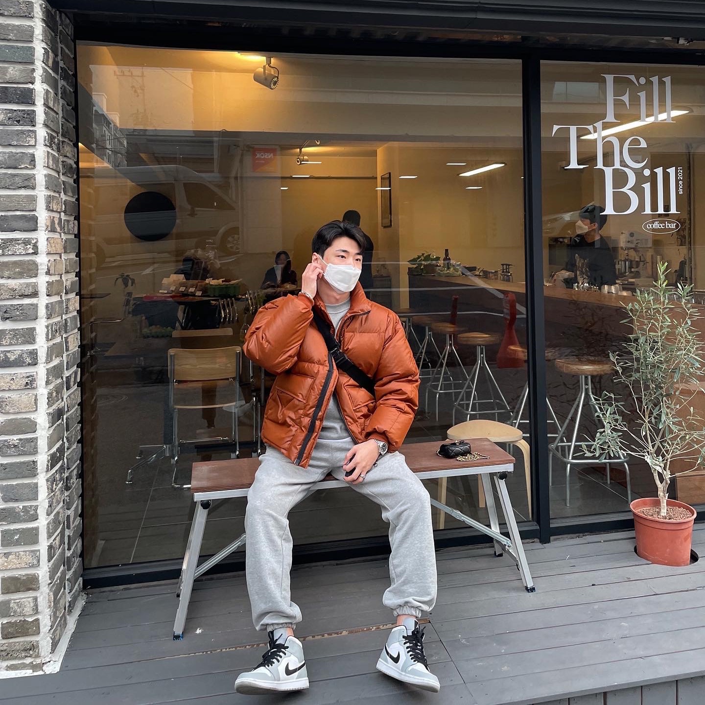 Jordan 1 Mid Light Smoke Grey 착용 스타일 - 2