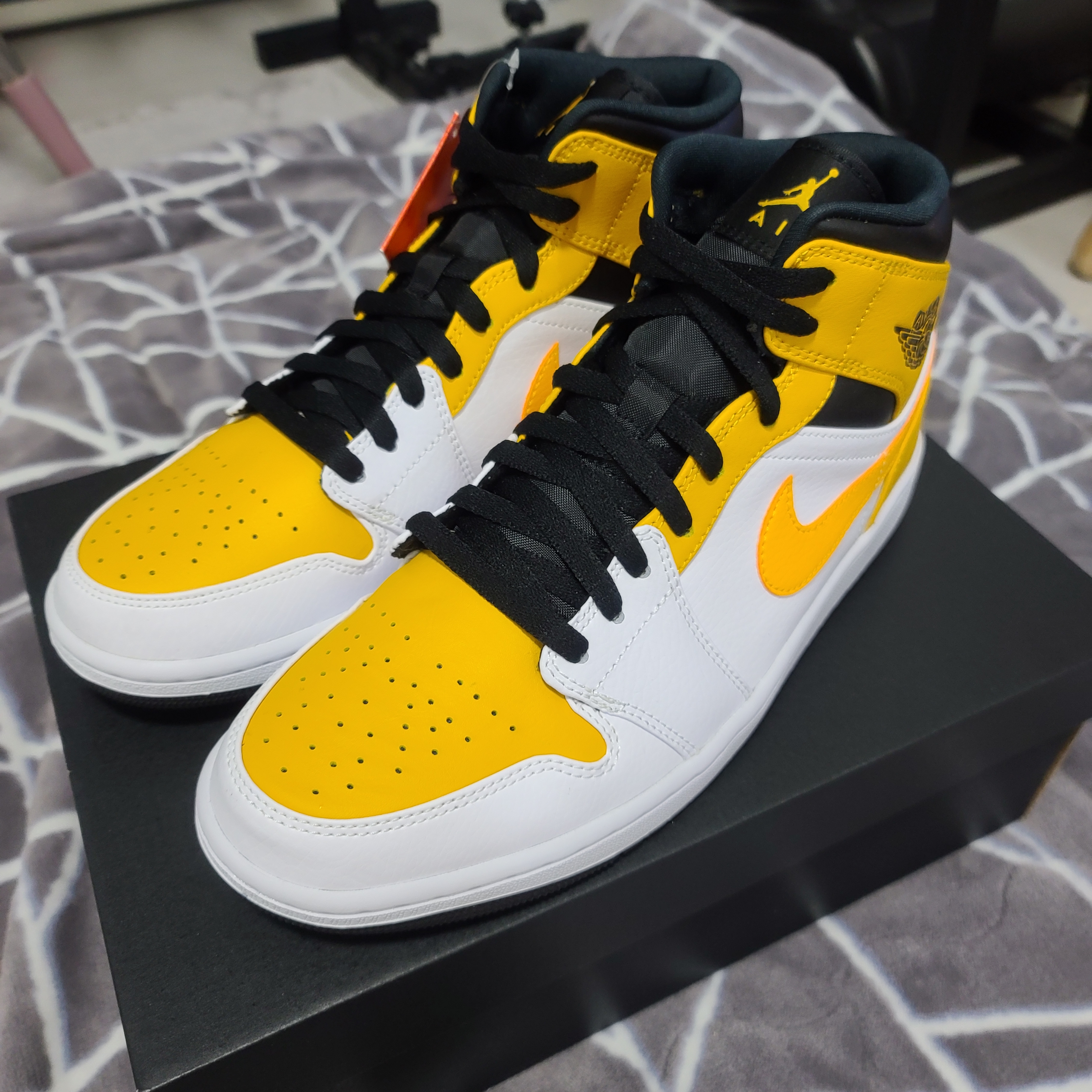 Jordan 1 Mid White University Gold 착용 스타일