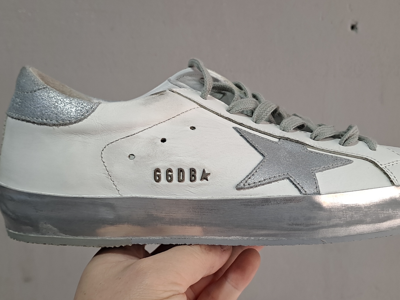 Golden Goose Superstar White Silver Heel Tab Sneakers, Golden Goose Superstar Silver Black Tab Sneakers 착용 스타일 - 1