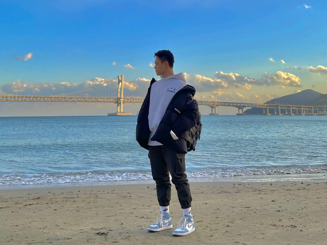 Jordan 1 Retro High OG Hyper Royal, IAB Studio Hoodie Light Gray 착용 스타일