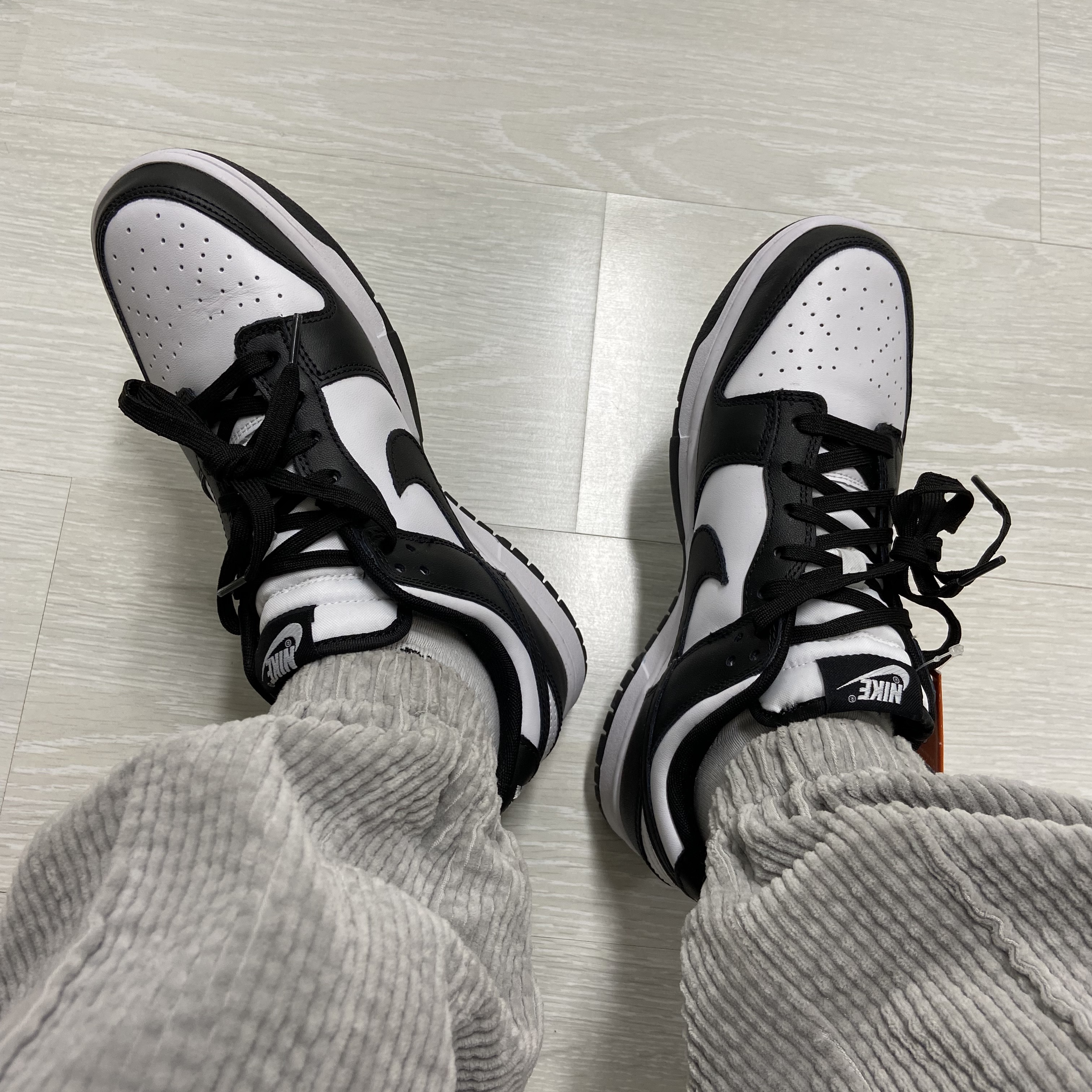 Nike Dunk Low Retro Black 착용 스타일 - 2