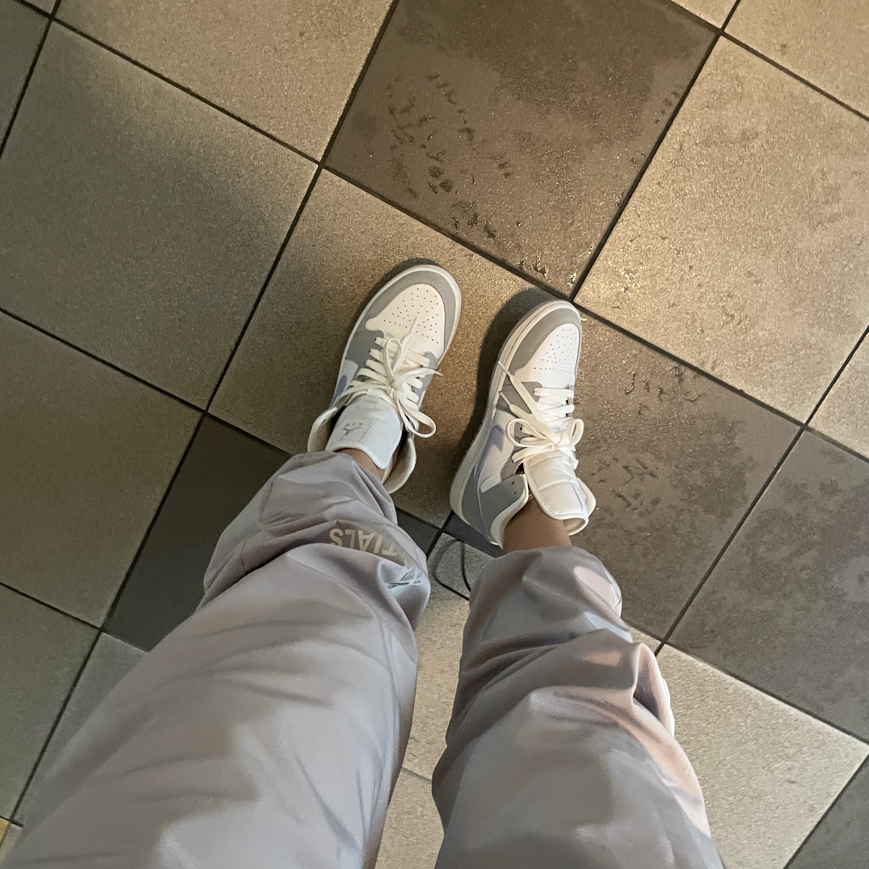 (W) Jordan 1 Mid Wolf Grey, Essentials The Core Collection Sweatpants Heather Oatmeal 착용 스타일 - 3