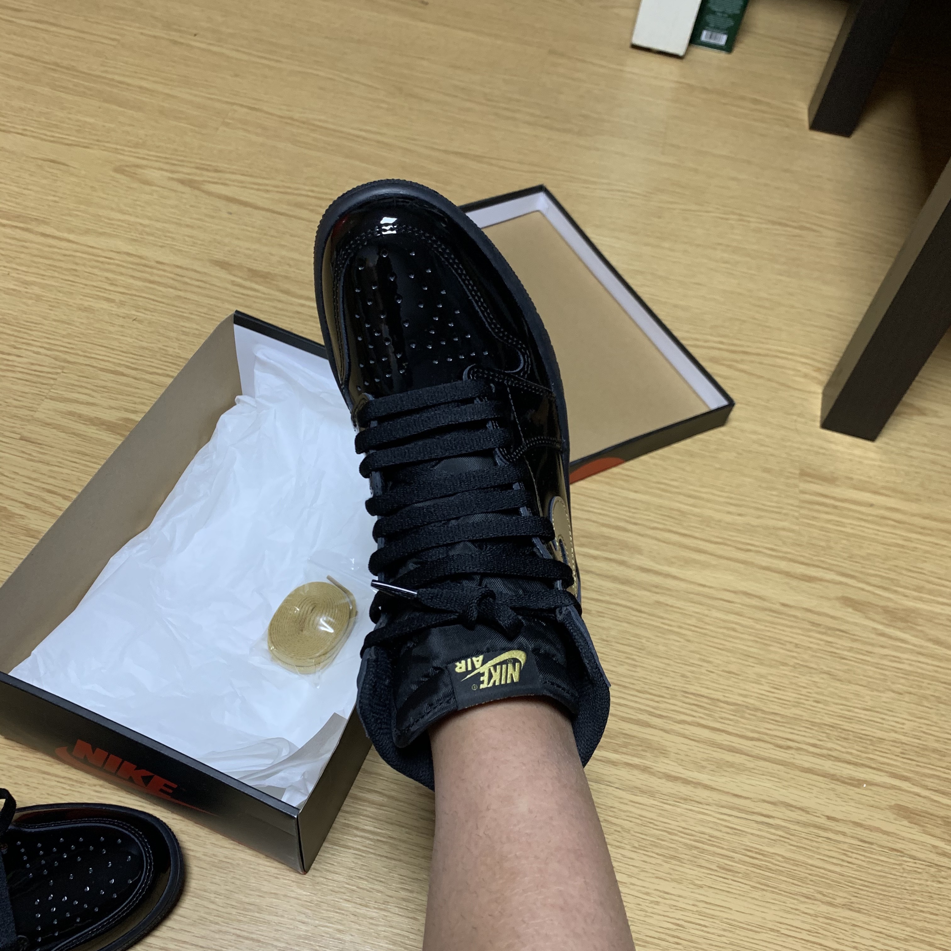 Jordan 1 Retro High OG Metallic Gold 착용 스타일 - 2
