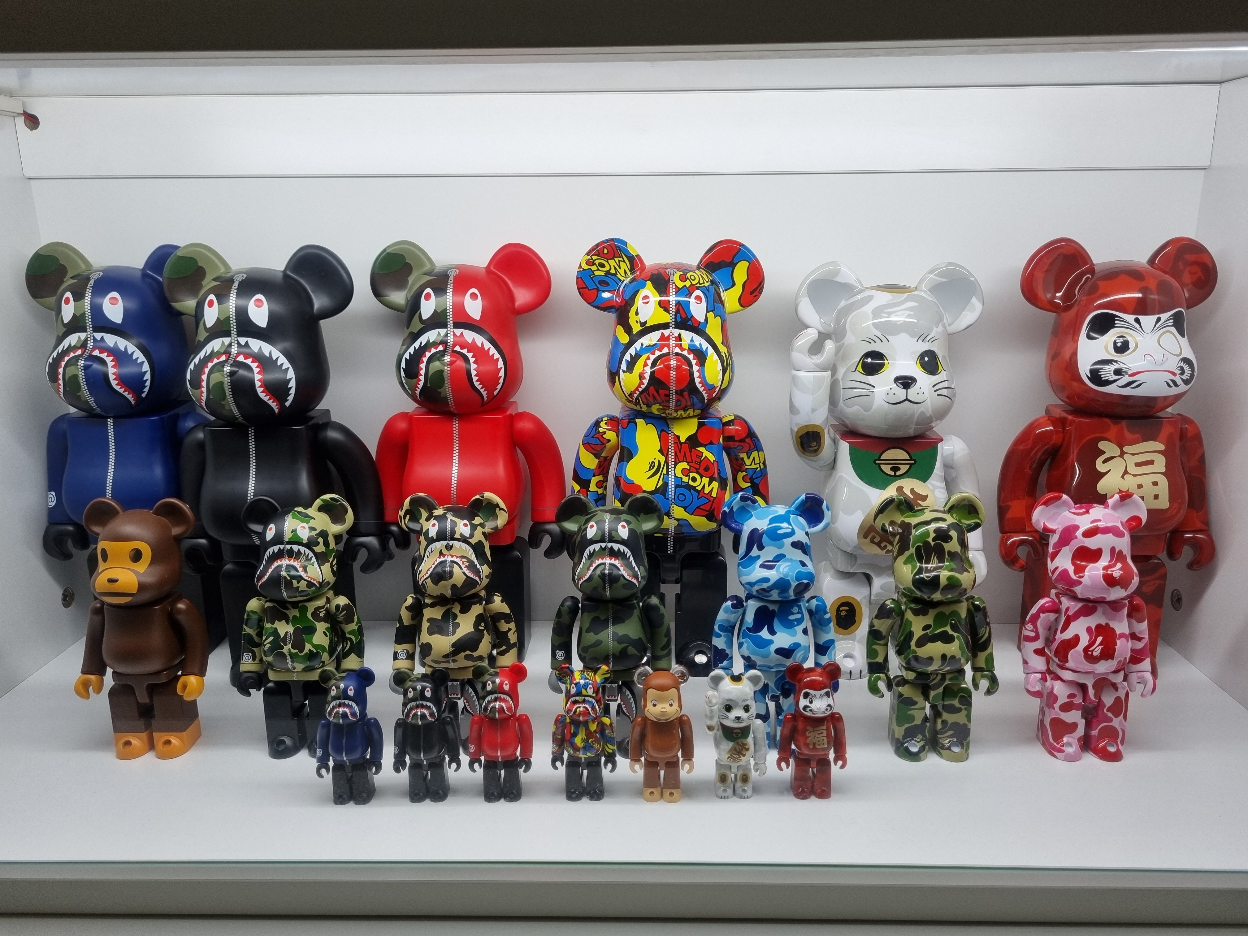 Bearbrick x BAPE Maneki Neko & Daruma 2 Pack 100%, Bearbrick x BAPE 1st Camo Shark 100% Red 착용 스타일
