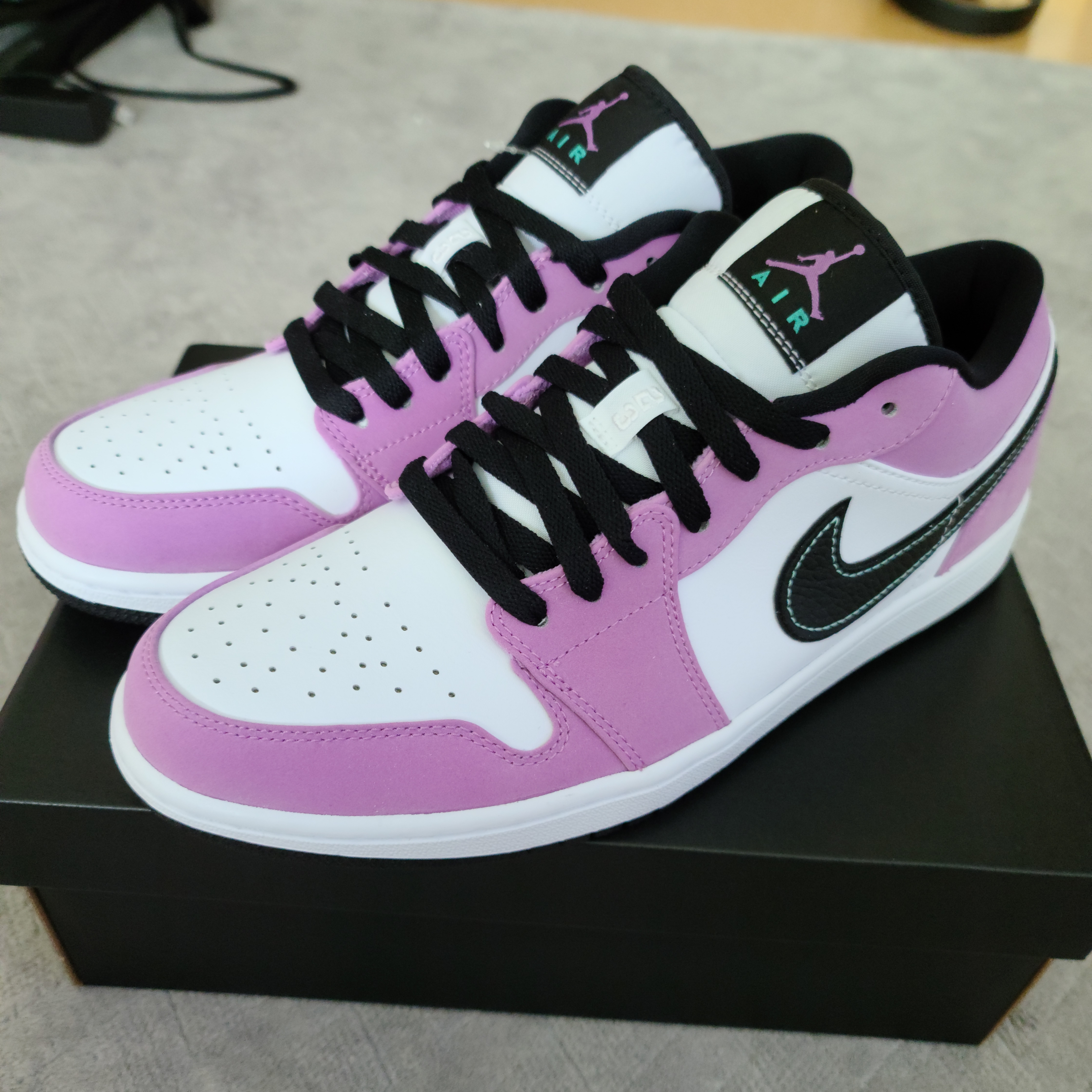 Jordan 1 Low SE Violet Shock 착용 스타일