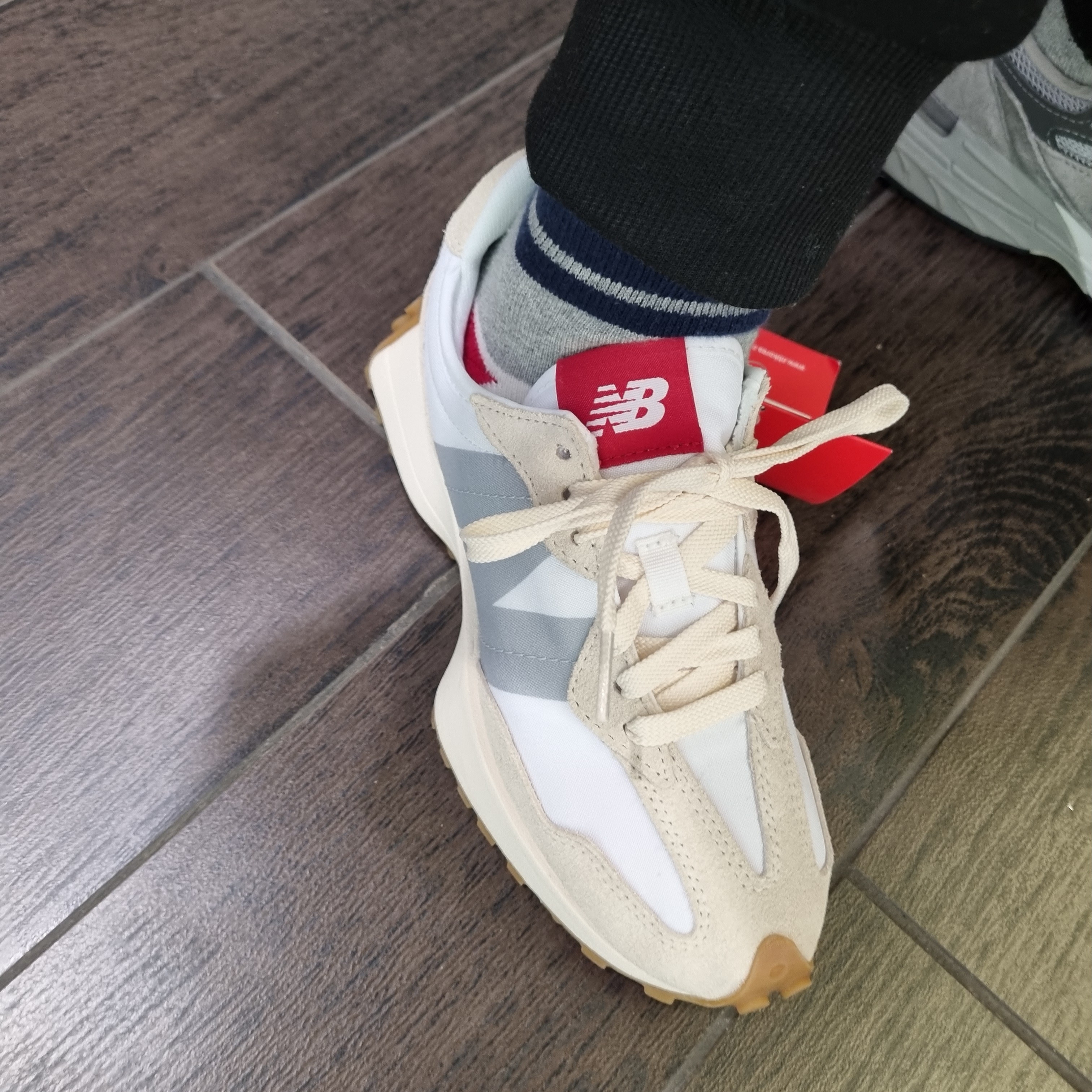 New Balance 327 White Silver Gum 착용 스타일 - 2