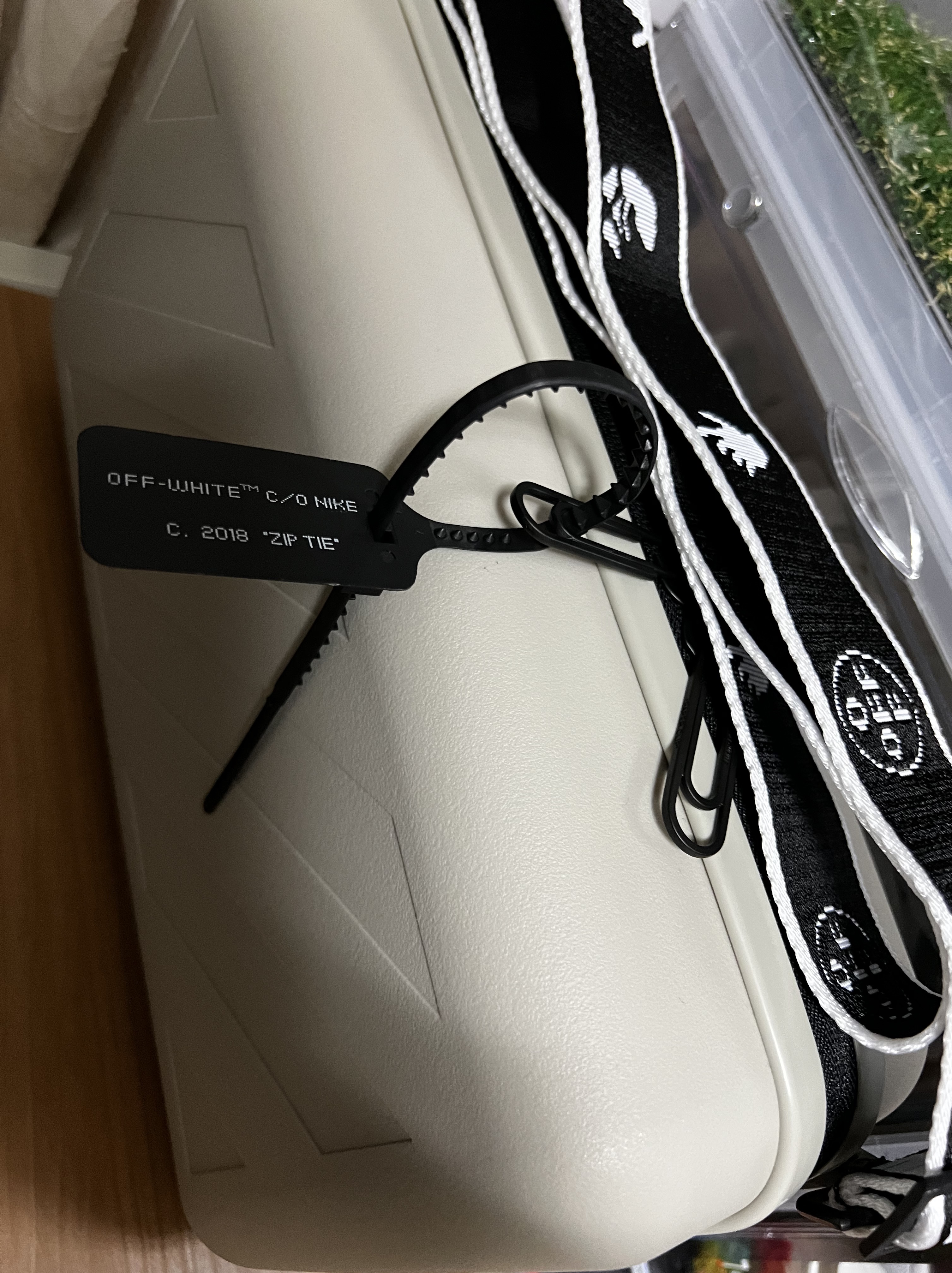 Off-White x Amore Pacific Protection Box (Without Cosmetics) 착용 스타일