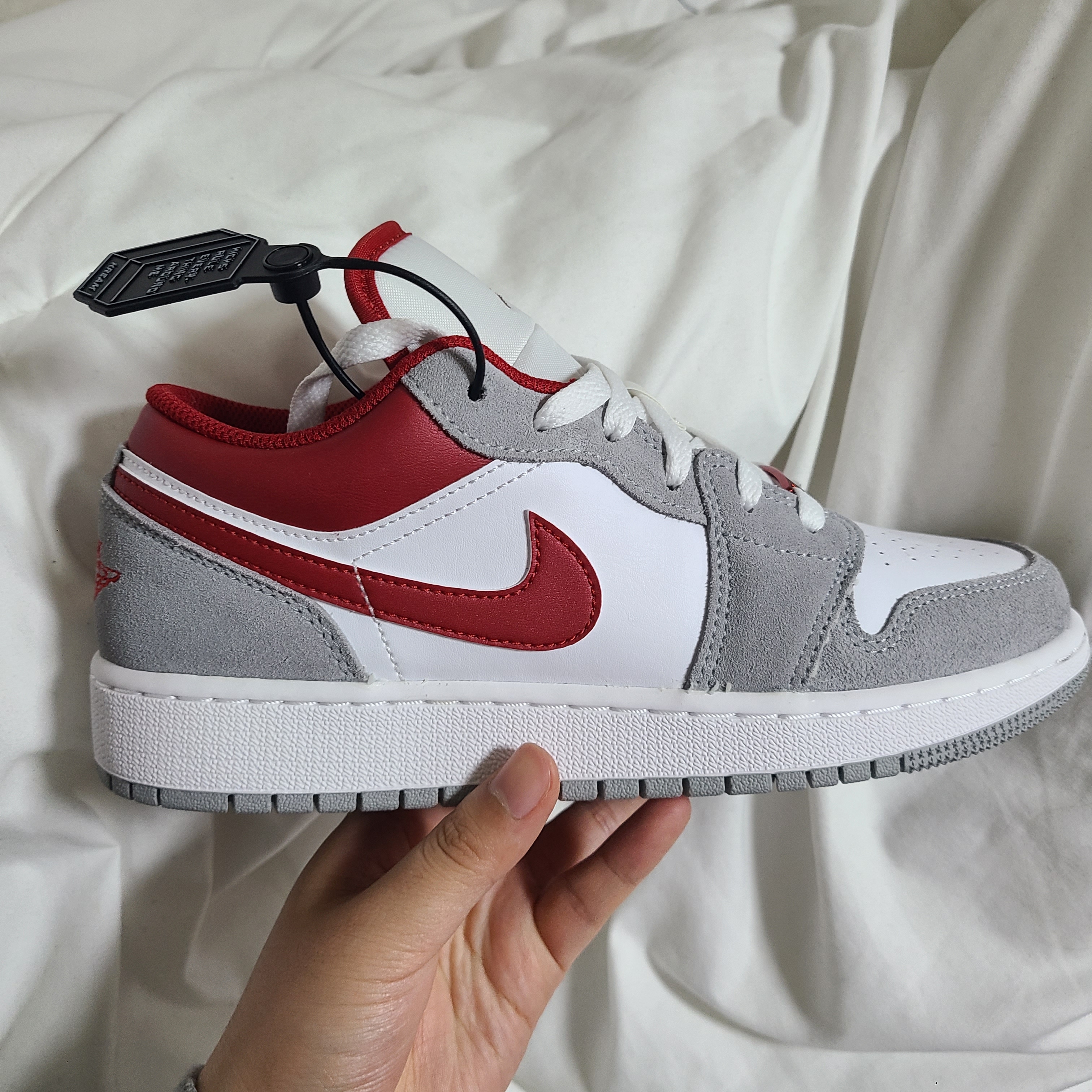 Jordan 1 Low SE Light Smoke Grey Gym Red, (GS) Jordan 1 Low SE Light Smoke Grey Gym Red 착용 스타일 - 1