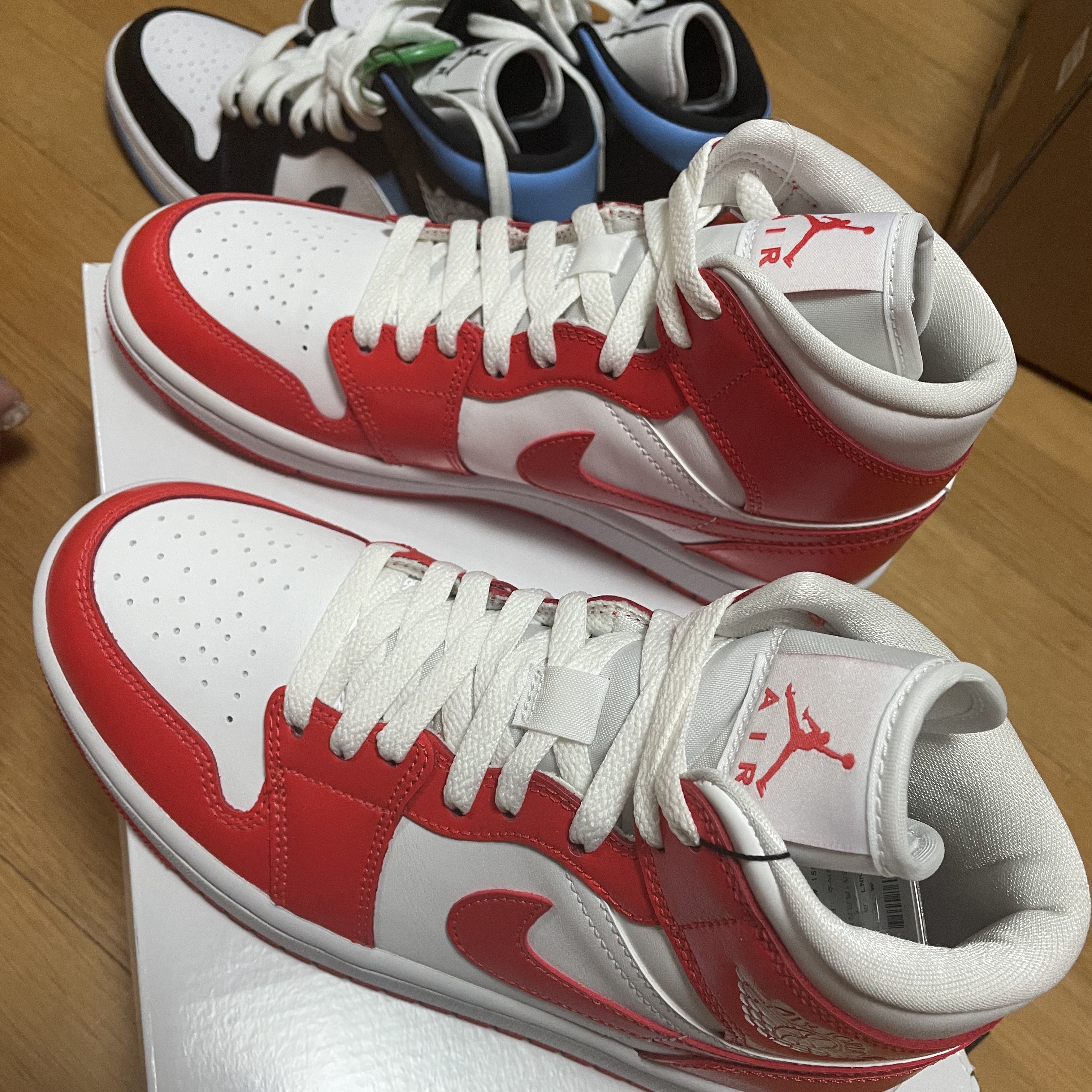 (W) Jordan 1 Mid Habanero Red, (W) Jordan 1 Mid White Black University Blue 착용 스타일 - 1