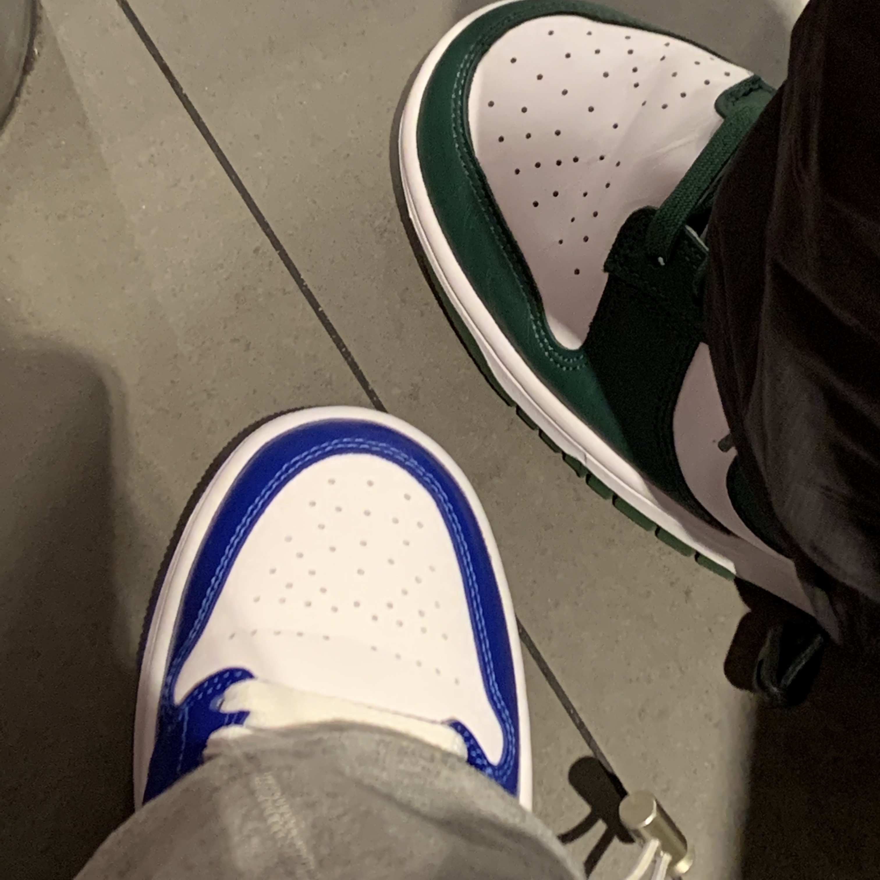 (W) Jordan 1 Mid White Hyper Royal, Nike Dunk Low Retro Varsity Green 착용 스타일