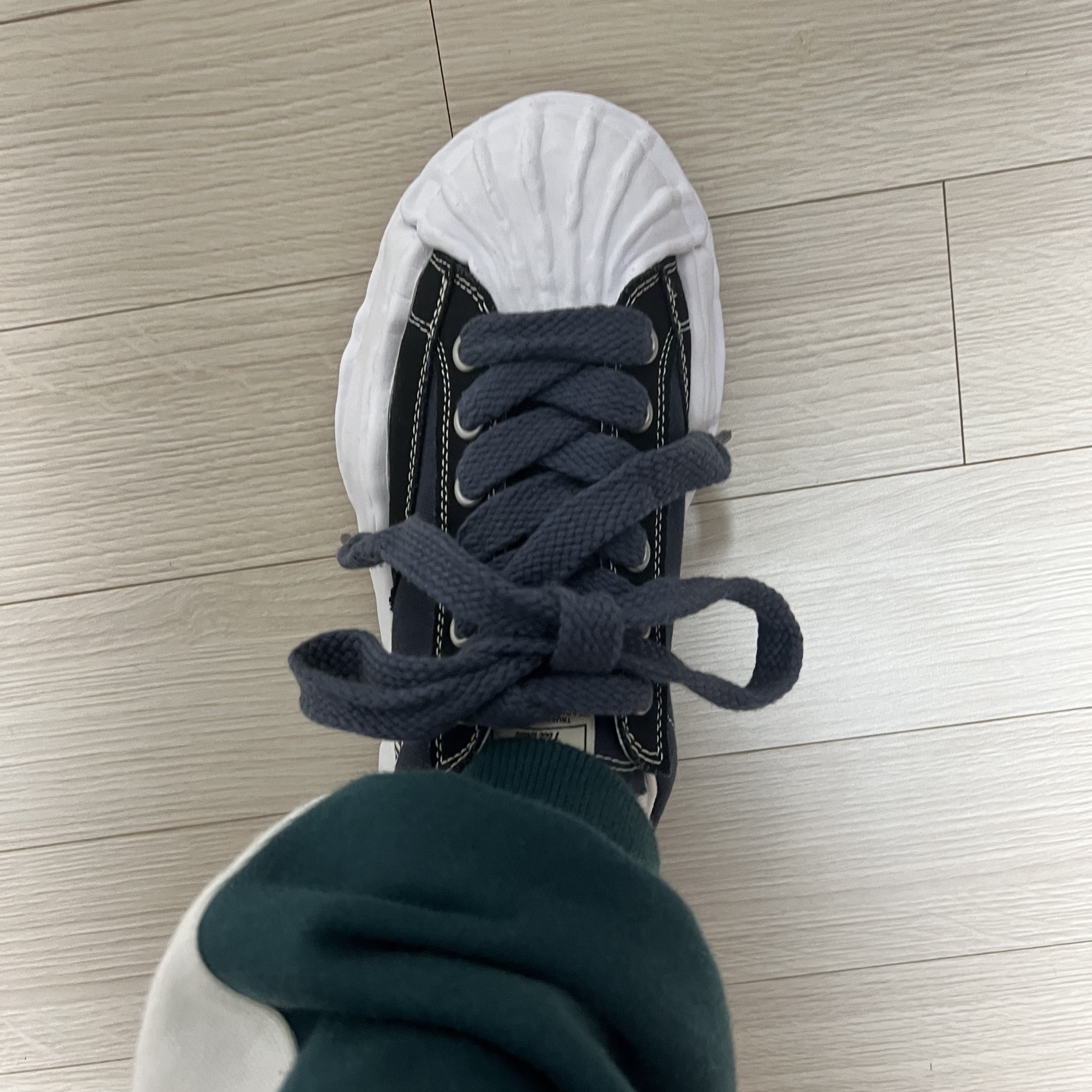 Maison Mihara Yasuhiro Blakey OG Sole Canvas Low-top Sneakers Black 착용 스타일