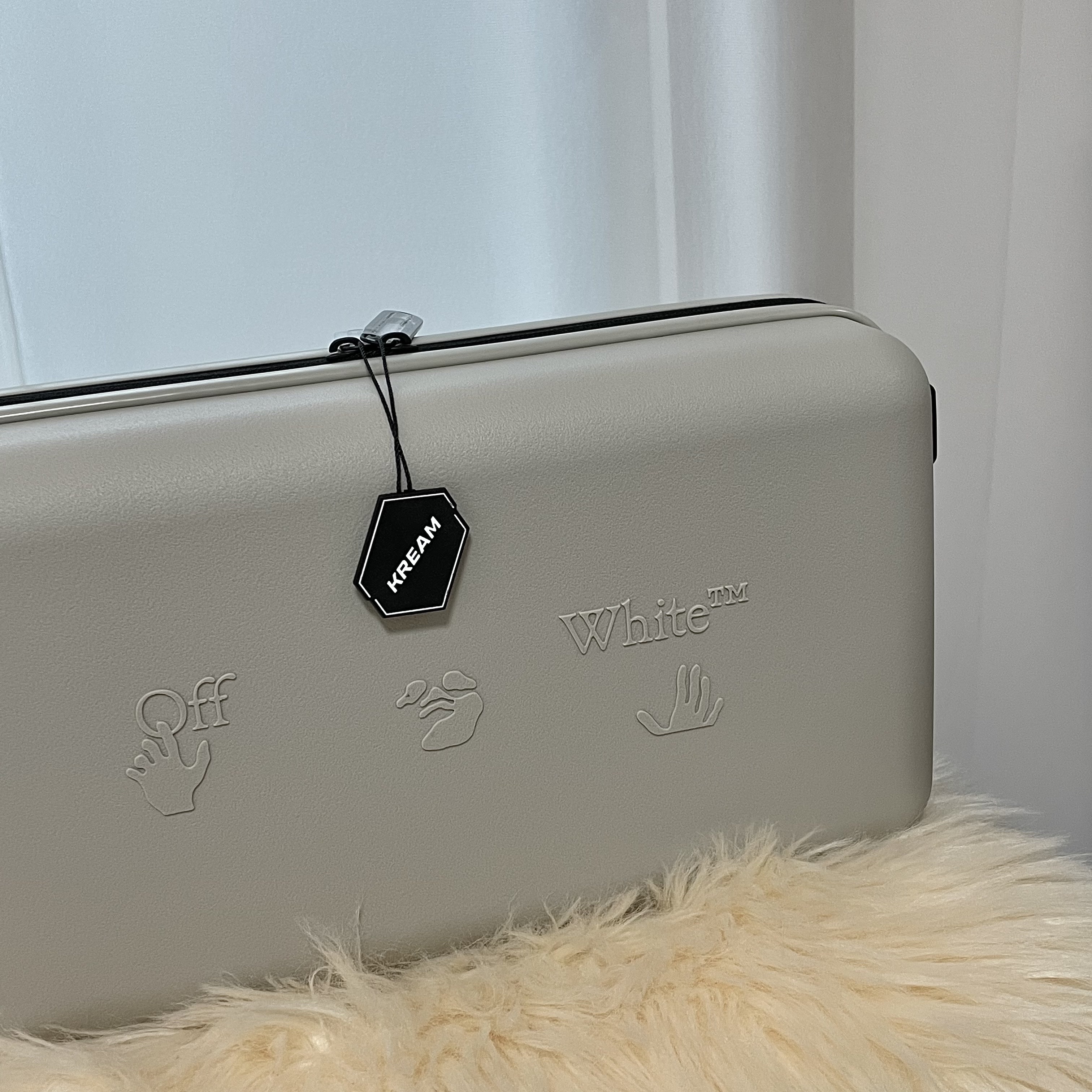 Off-White x Amore Pacific Protection Box (Without Cosmetics) 착용 스타일 - 4