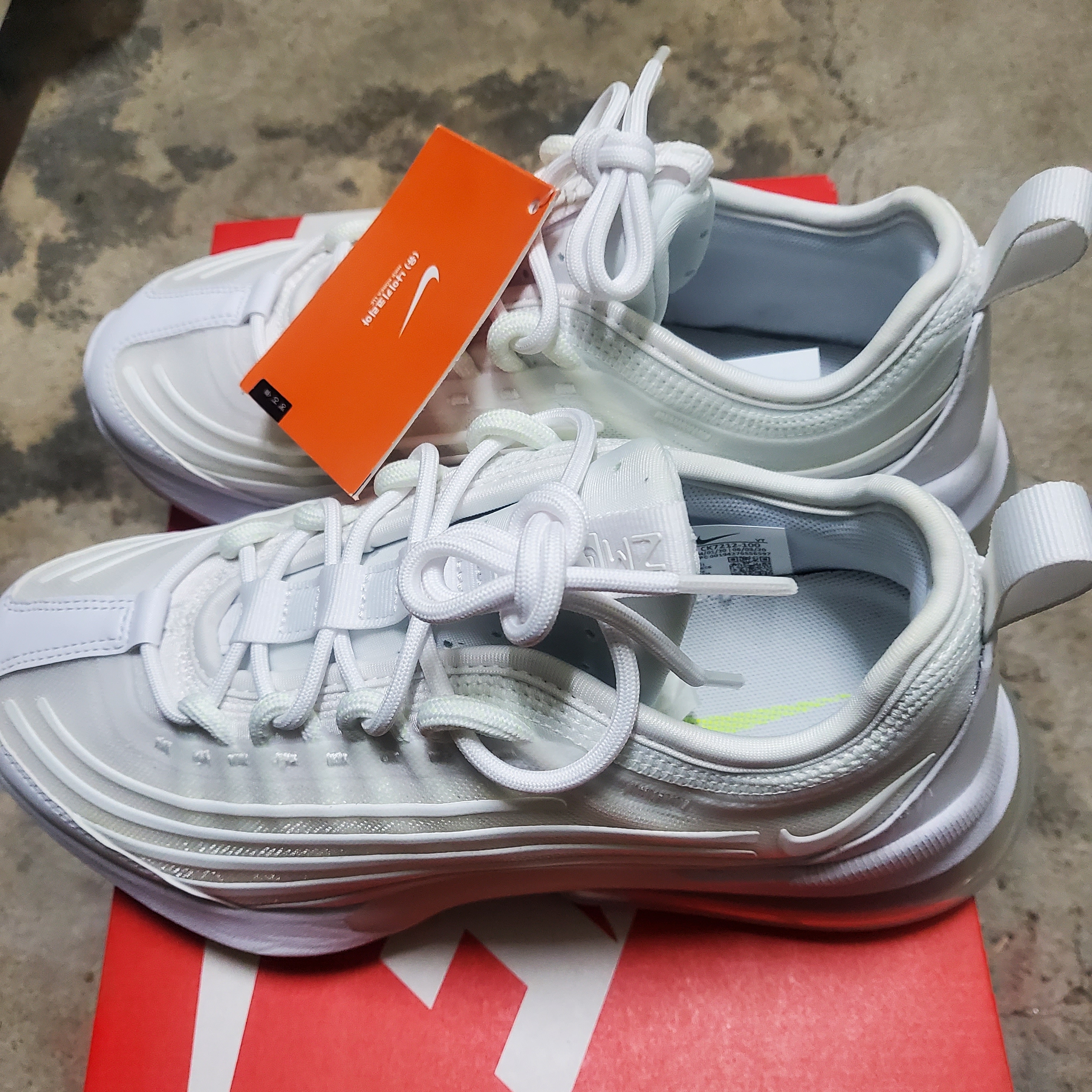 (W) Nike Air Max Zoom 950 White Barely Volt 착용 스타일 - 2