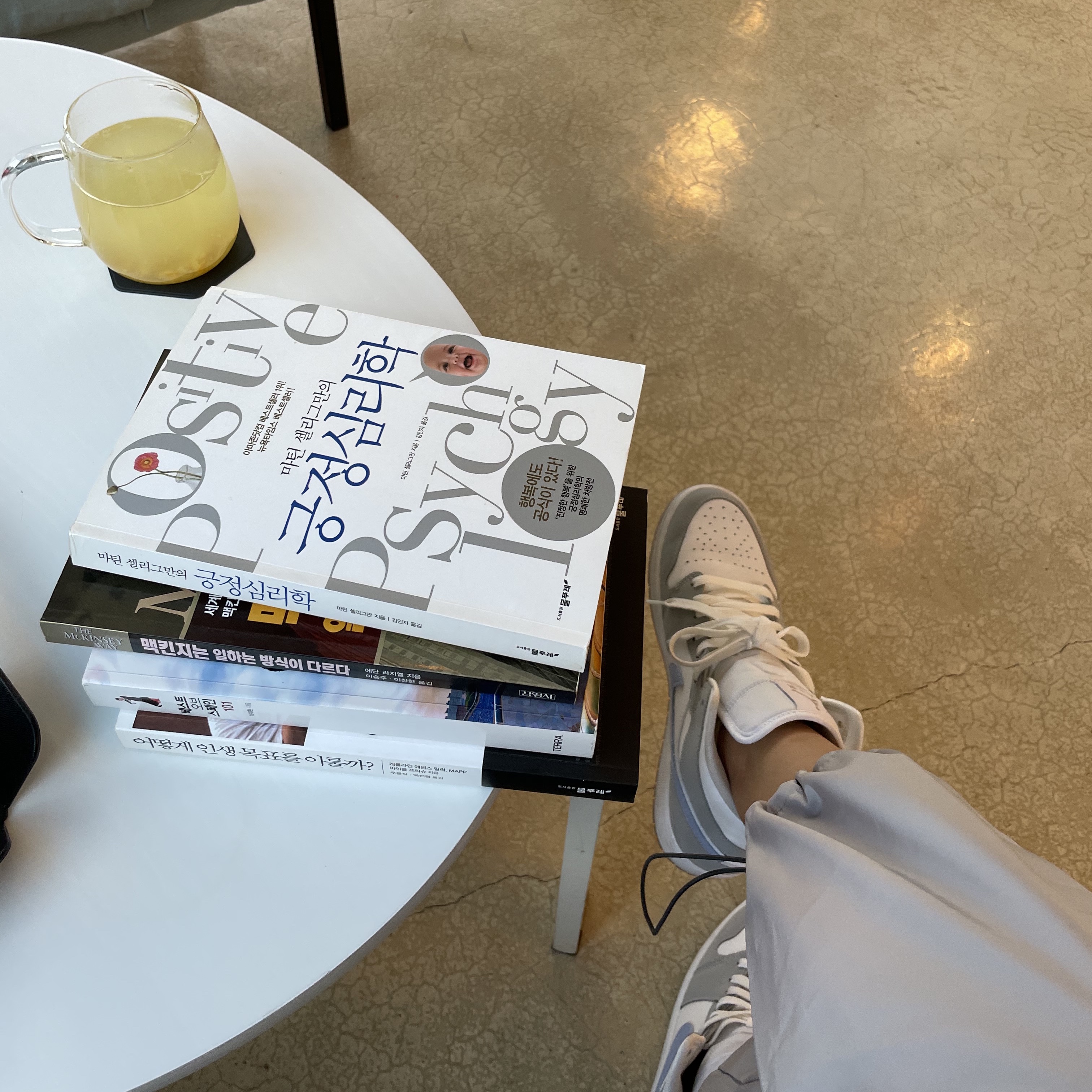 (W) Jordan 1 Mid Wolf Grey, Essentials The Core Collection Sweatpants Heather Oatmeal 착용 스타일 - 2
