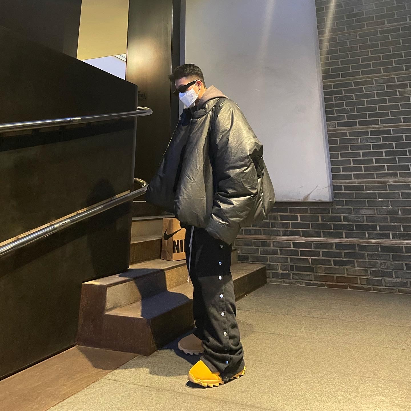 Yeezy Gap Round Jacket Black, adidas Yeezy Knit RNR Boot Sulfur 착용 스타일 - 1