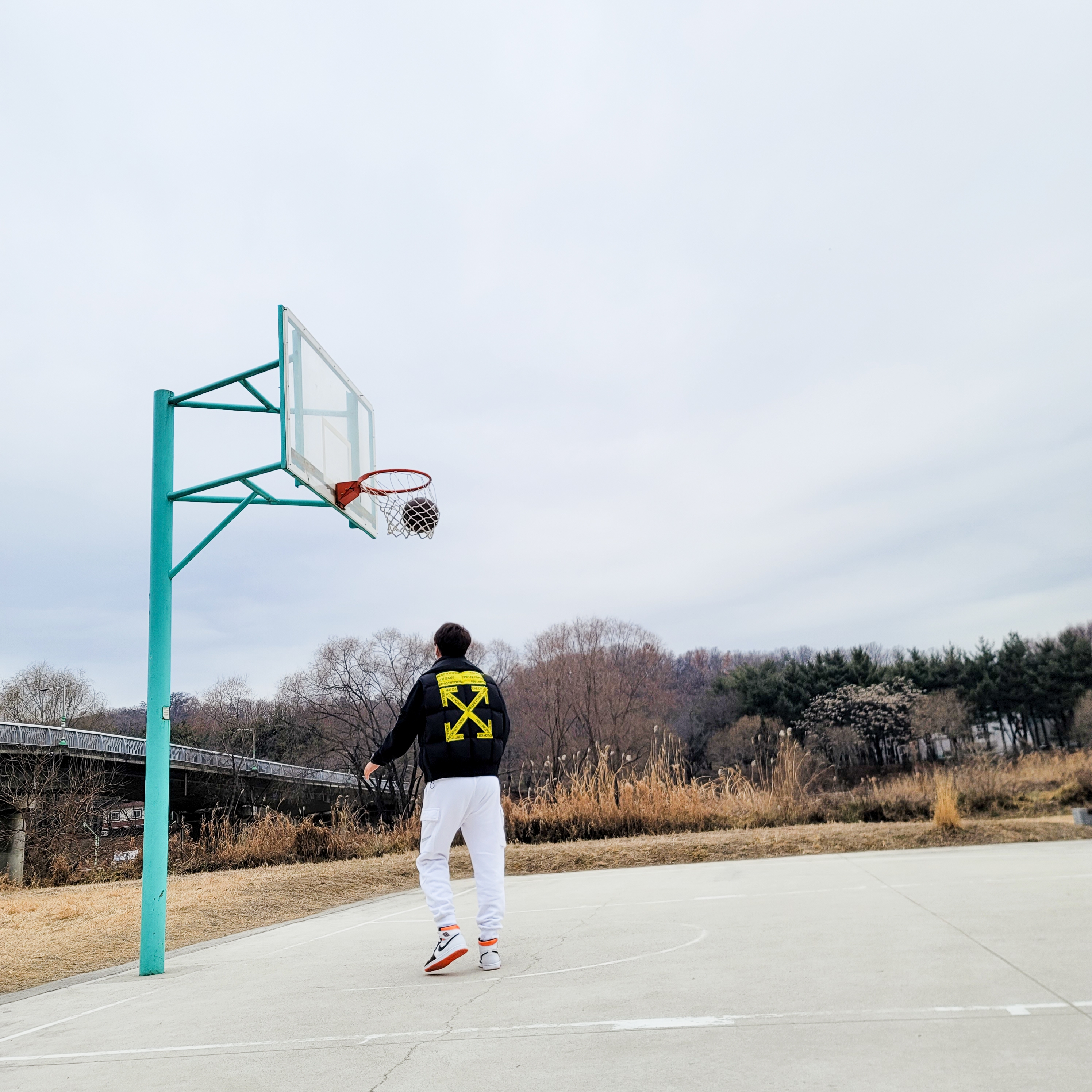 Jordan 1 Retro High OG Electro Orange, Stone Island 63020 Crewneck Sweatshirt Black - 21FW 착용 스타일 - 3