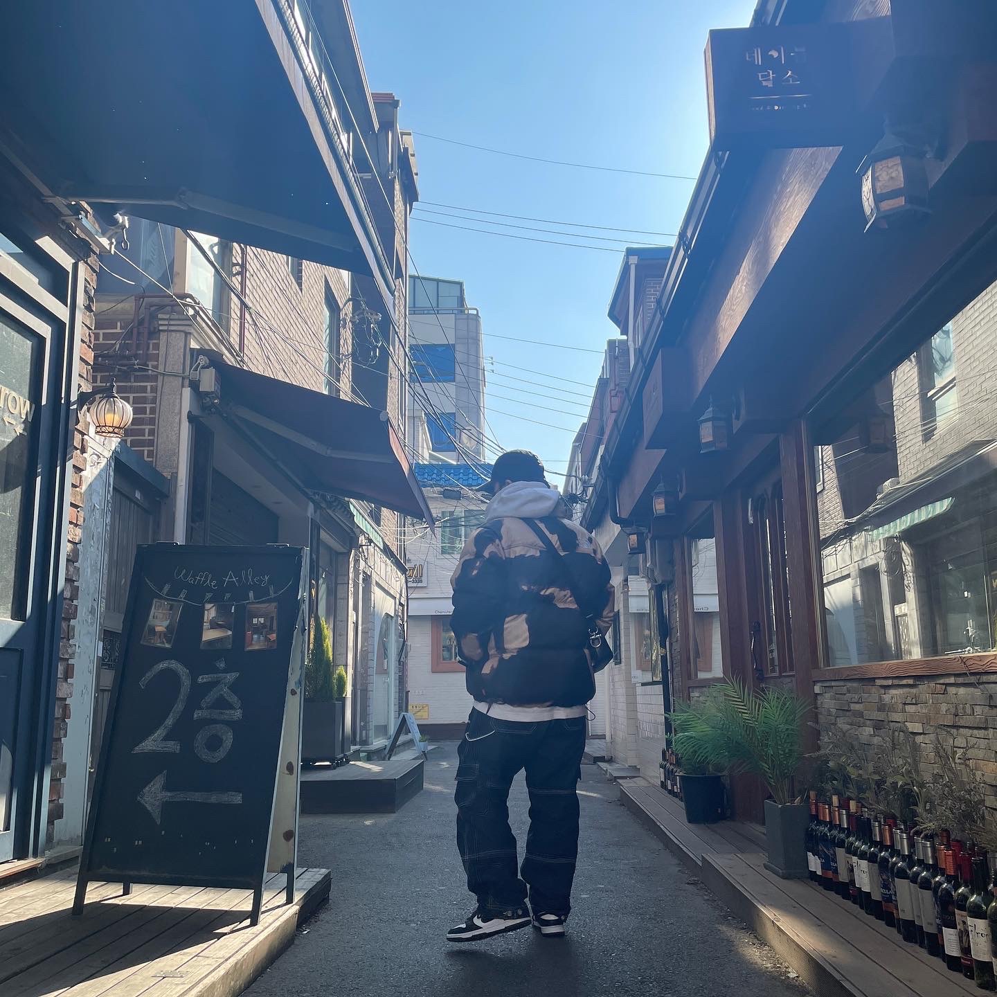 Supreme x The North Face Bleached Denim Print Nuptse Jacket Black - 21FW, Supreme Waxed Cotton Camp Cap Black - 21FW 착용 스타일 - 3