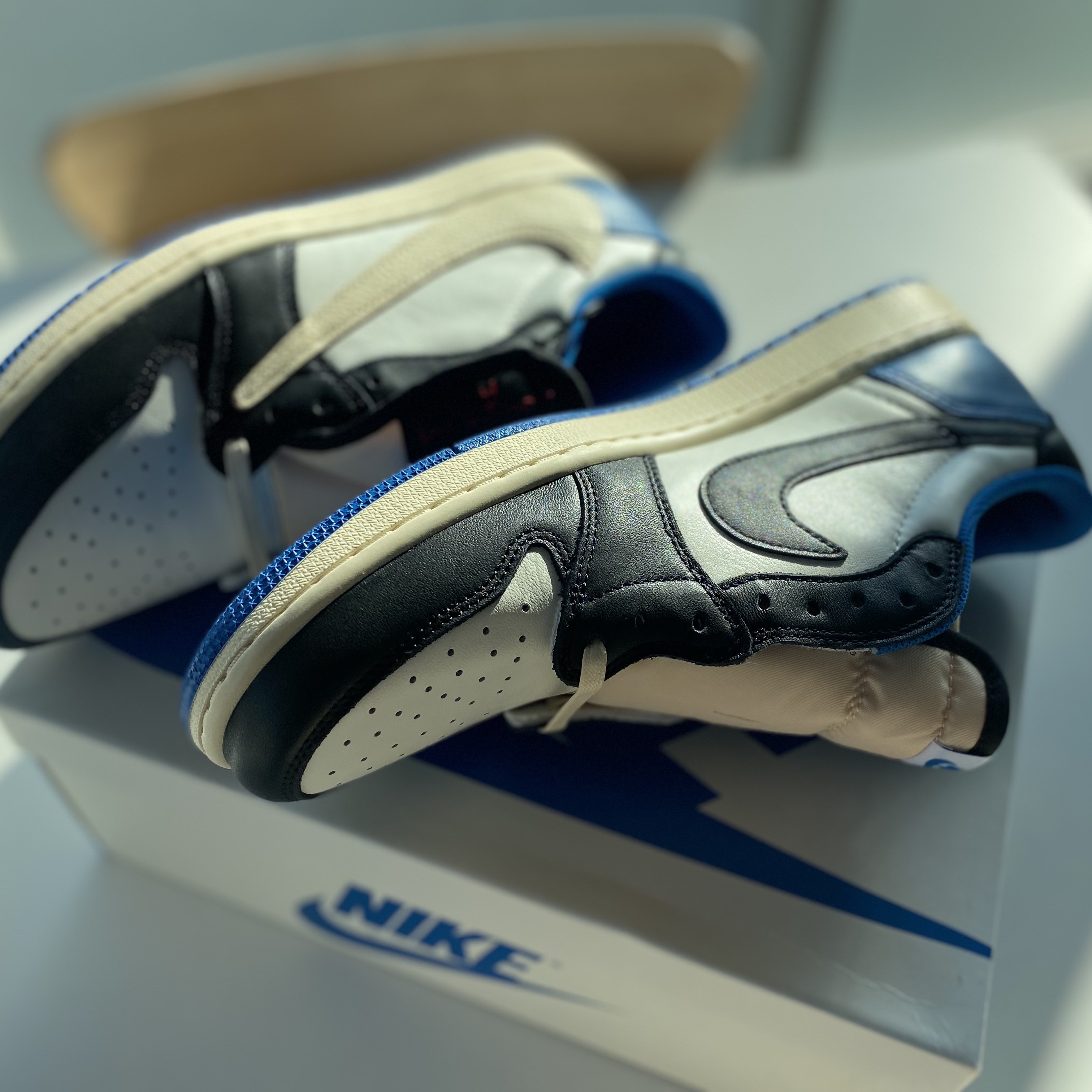Jordan 1 x Travis Scott x Fragment Retro Low OG SP Military Blue 착용 스타일 - 1