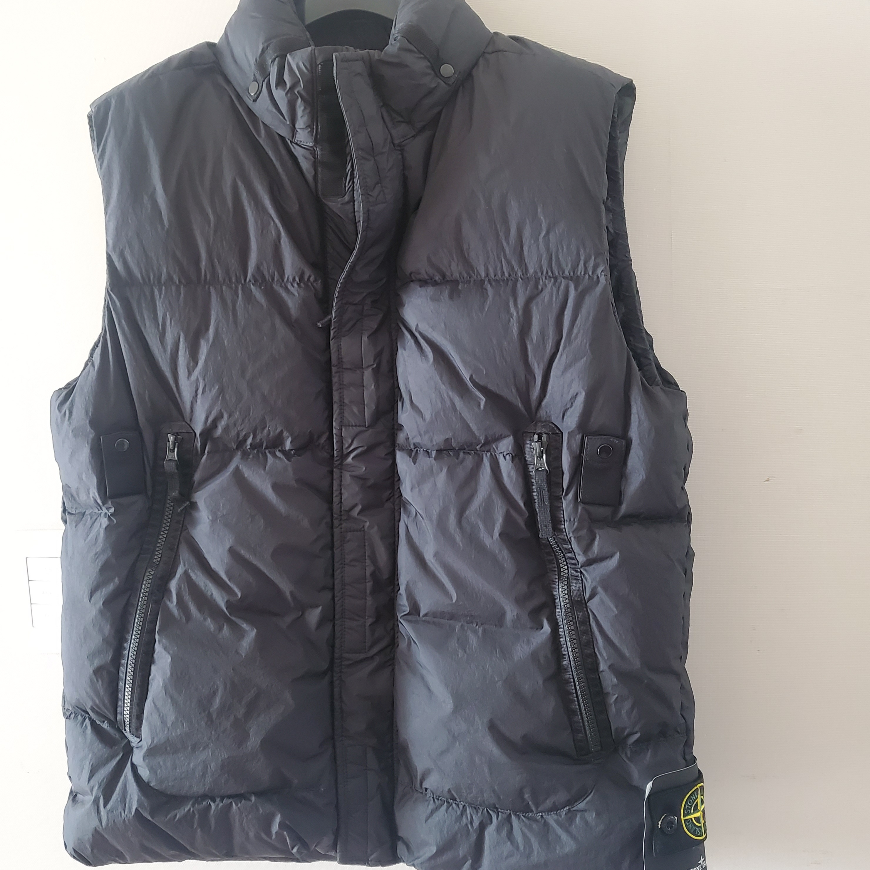 Stone Island G0123 Garment Dyed Crinkle Reps Nylon Down Vest Black - 21FW 착용 스타일