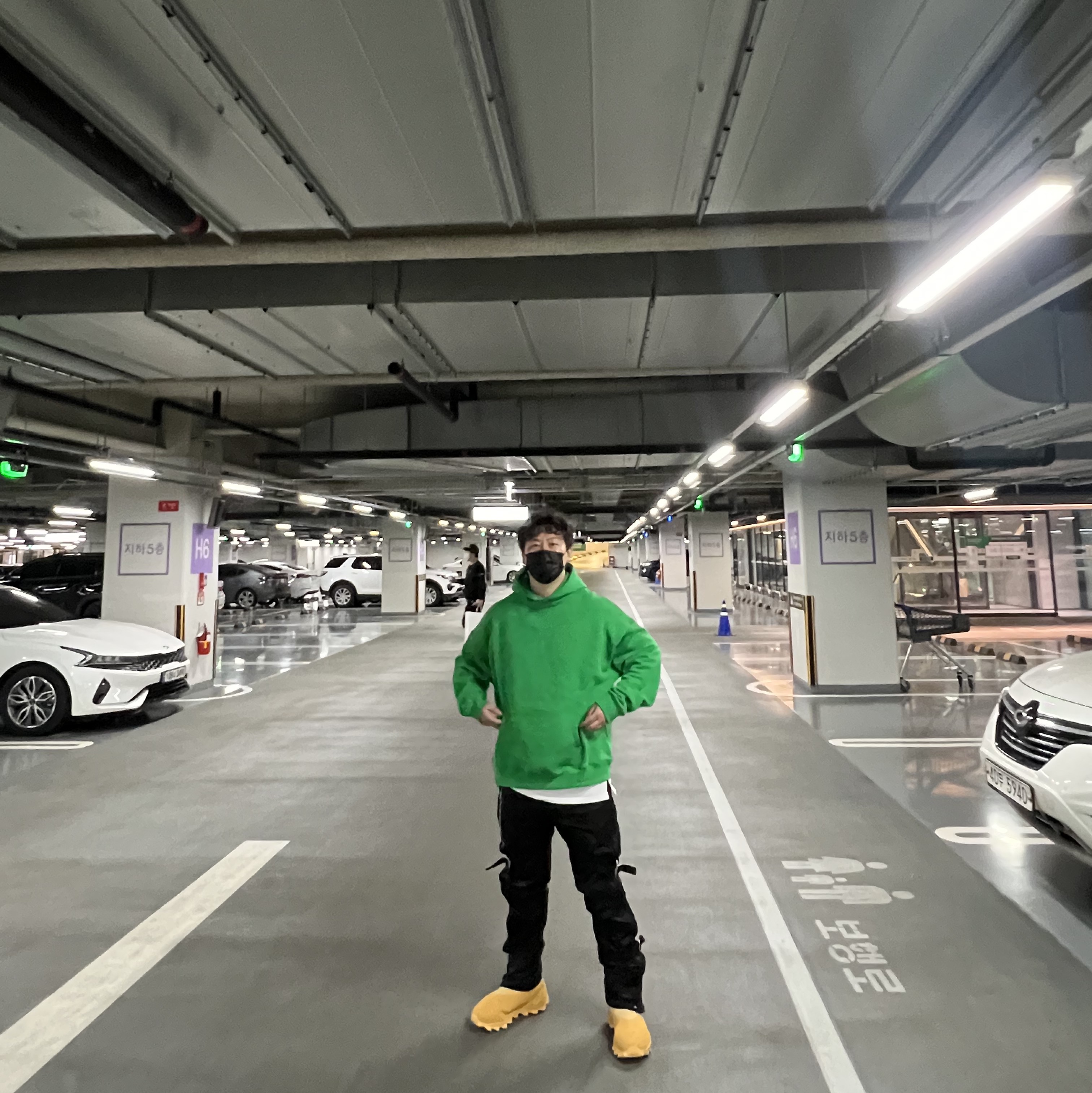 adidas Yeezy Knit RNR Boot Sulfur 착용 스타일 - 3